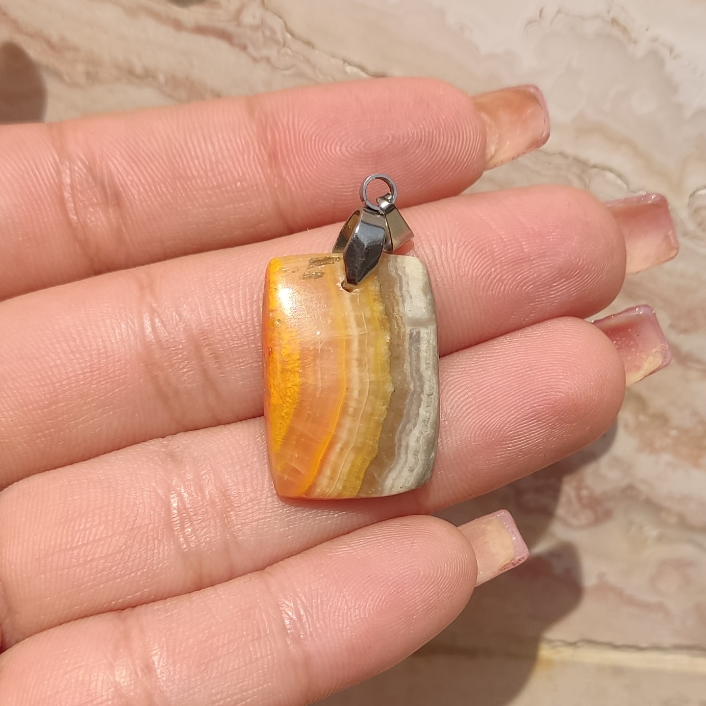 مدال سنگ بامبل بی جاسپر درجه یک  (جاسپر زنبوری یا جاسپر زرد ) به همراه گیره استیل رنگ ثابت