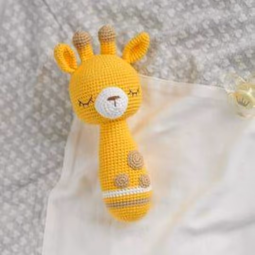 جغجغه دسته دار بافتنی طرح زرافه( 18 سانت)