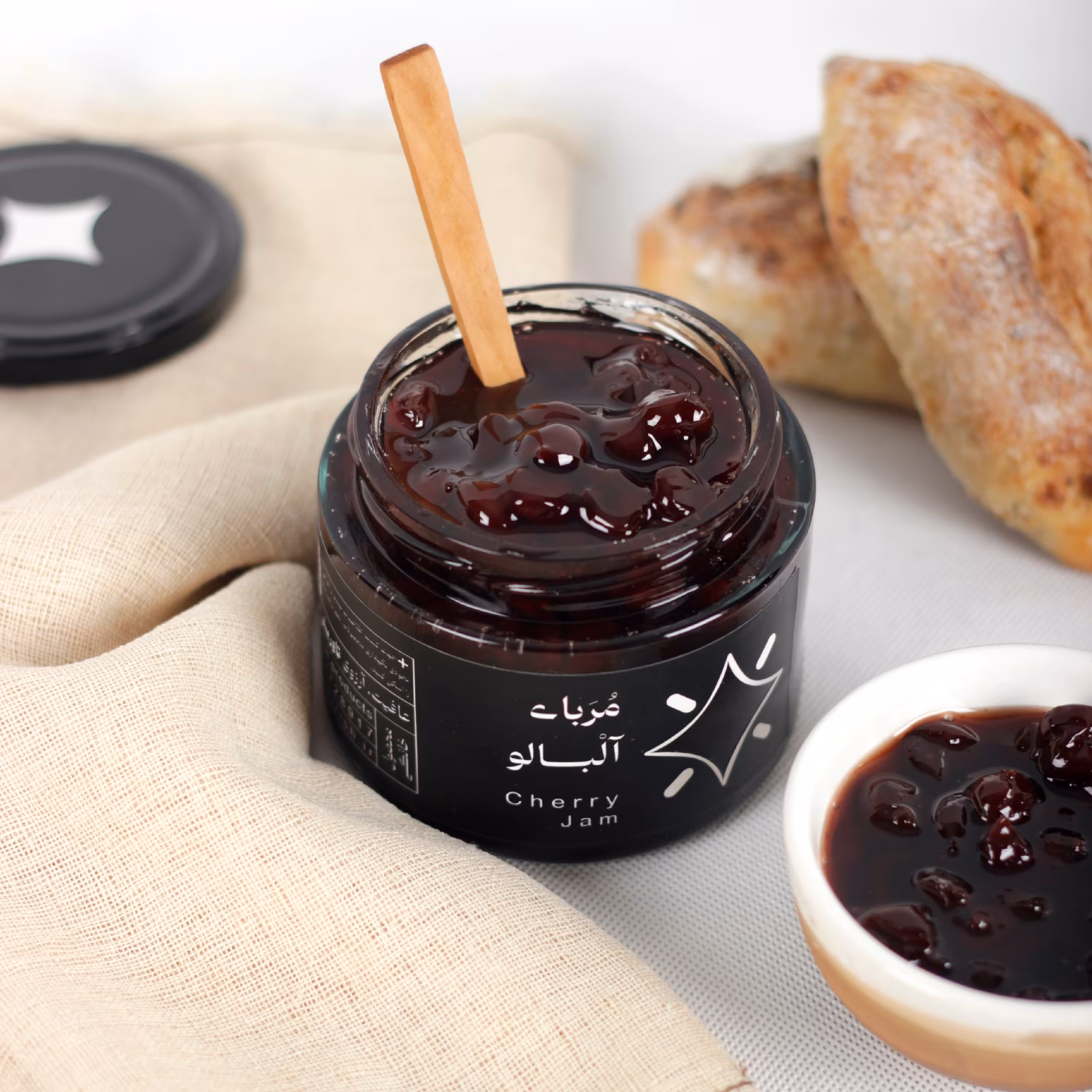 مربا آلبالو خانگی خوش عطرو طعم ،400 گرمی  بدون رنگ و اسانس ومواد نگهدارنده ، پس کرایه 