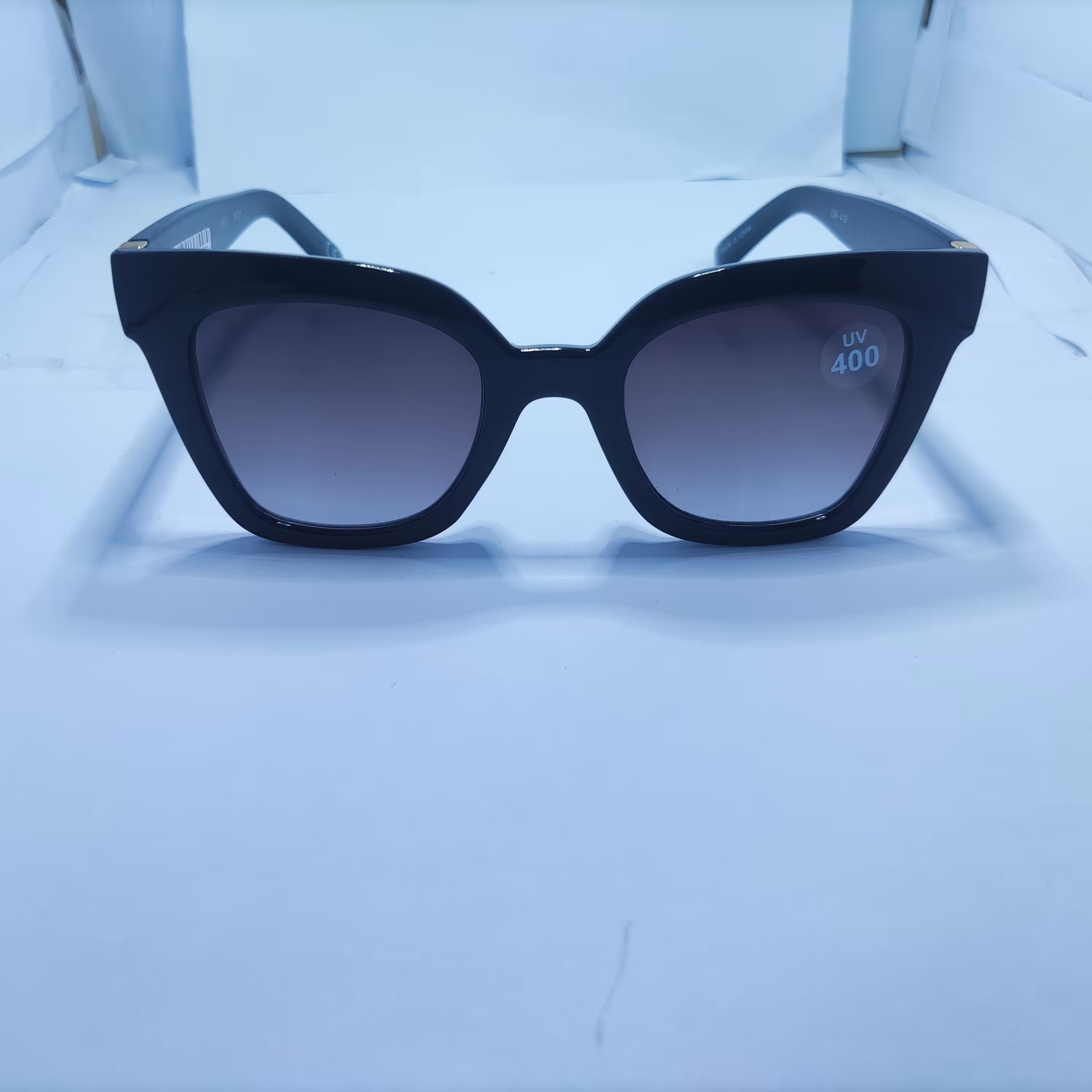 عینک آفتابی  UV400برند اکسسوری   زنانه  رنگ مشکی  فرم پلاستیکی  وزن 35 گرم