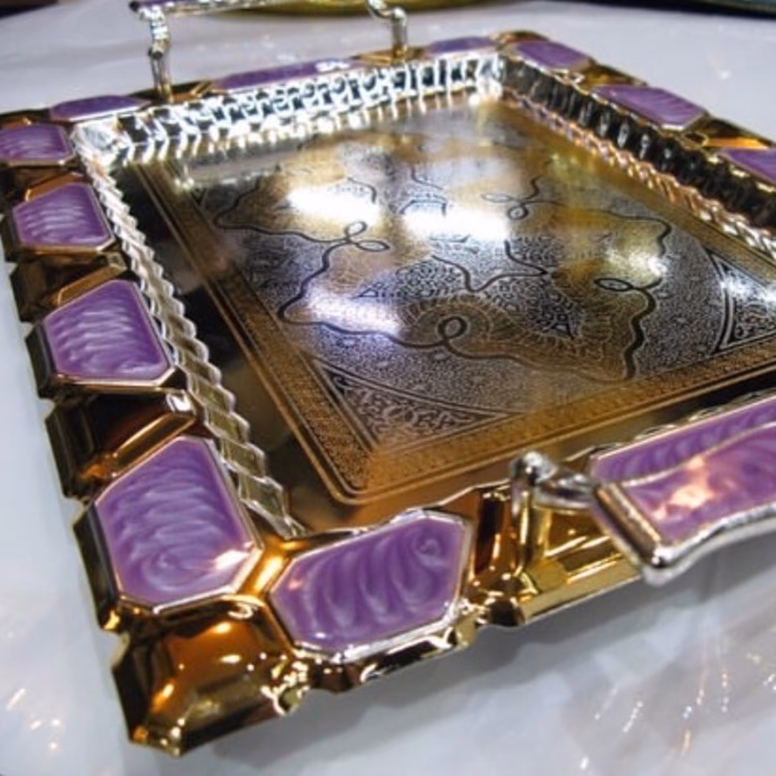 یک جفت سینی استیل طلایی پذیرایی شیک وخاص(ارسال پسکرایه)