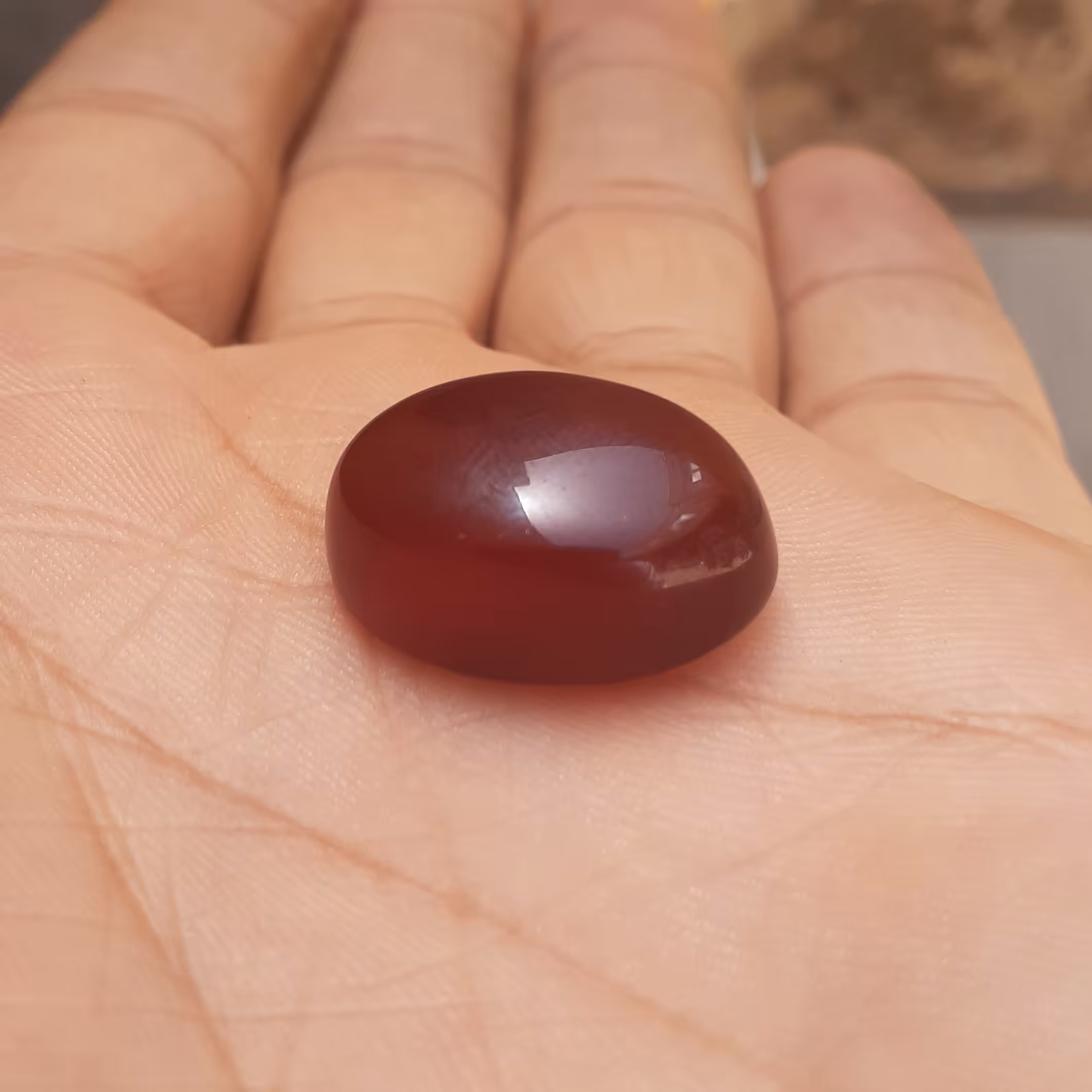 عقیق یمنی نگین سرخ یمنی با رنگ طبیعی و طوق های منظم و بافت لونه زنبوری با تراش دقیق