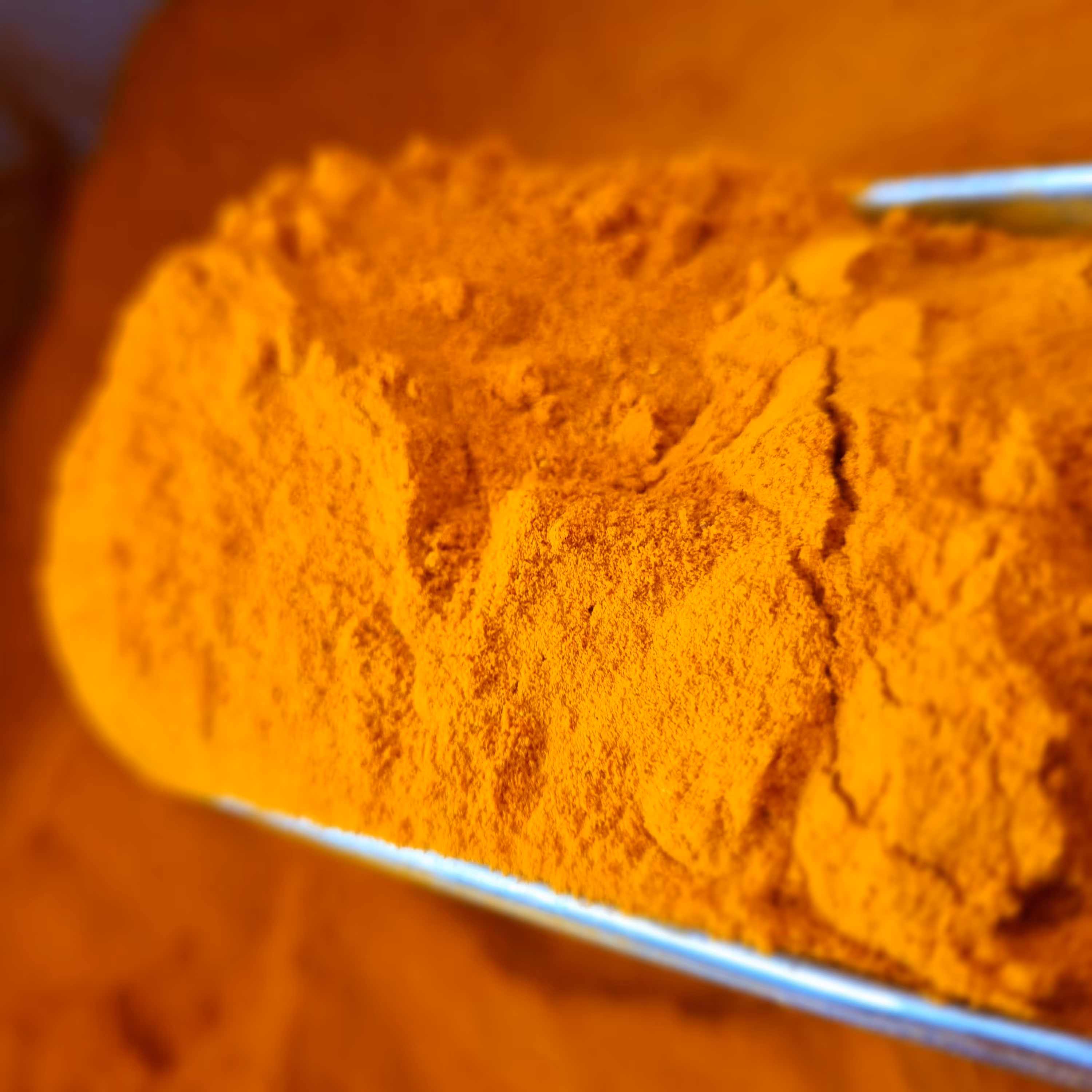 زردچوبه طبیعی کوبیده شده توسط خودمان درجه 1کیلویی بسته بندی شده 