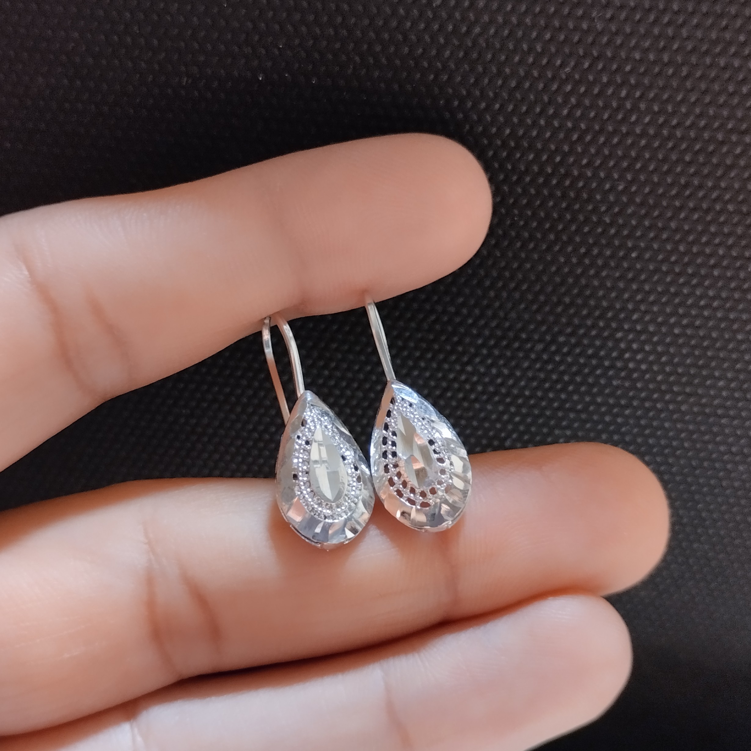 گوشواره نقره آویزی عیار 925با روکش طلا سفید بسیار جذاب و خاص