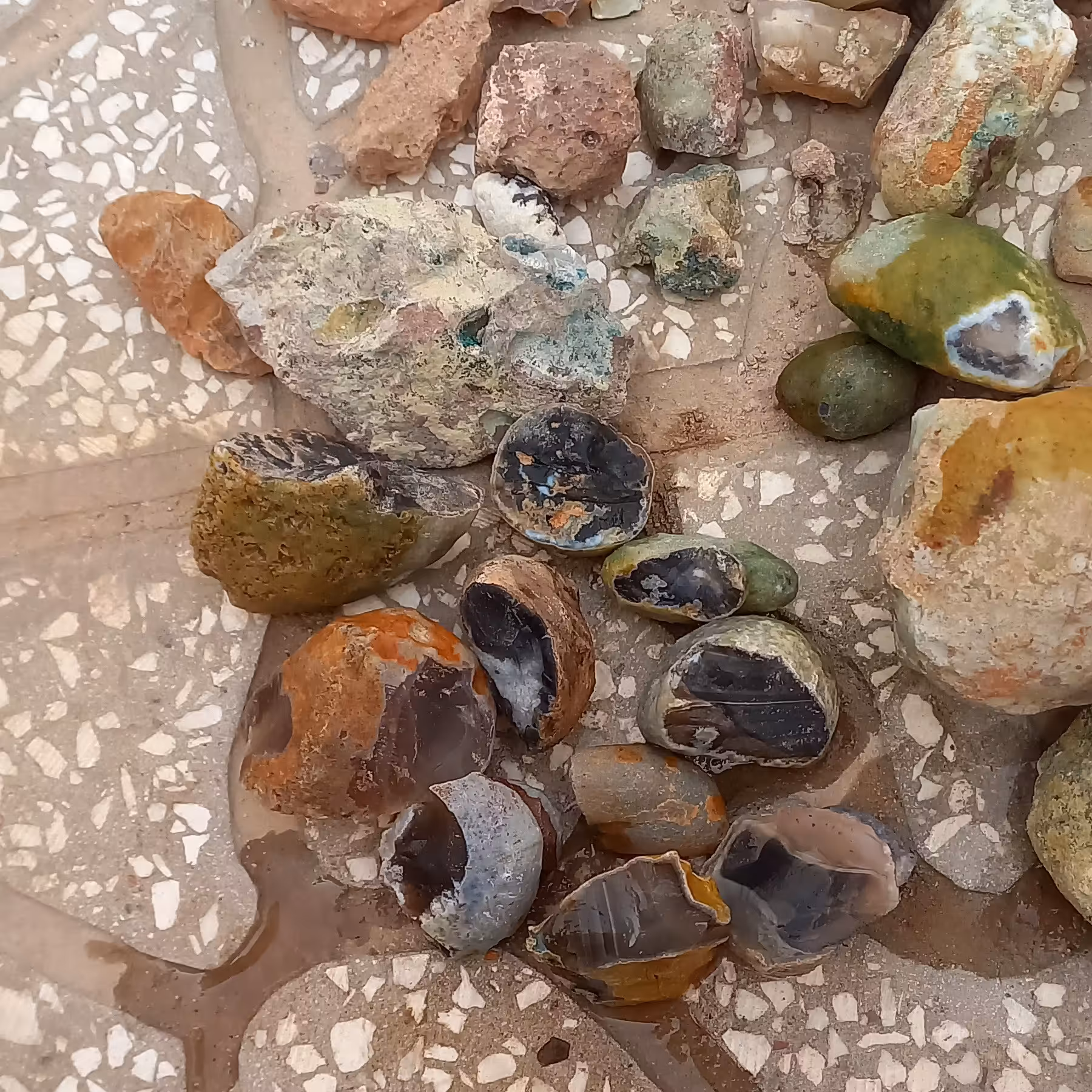 توپی های عقیق خرمایی عسلی سوسنی کوچک و خورده ریزه....و مناسب نگین تراشی.. 