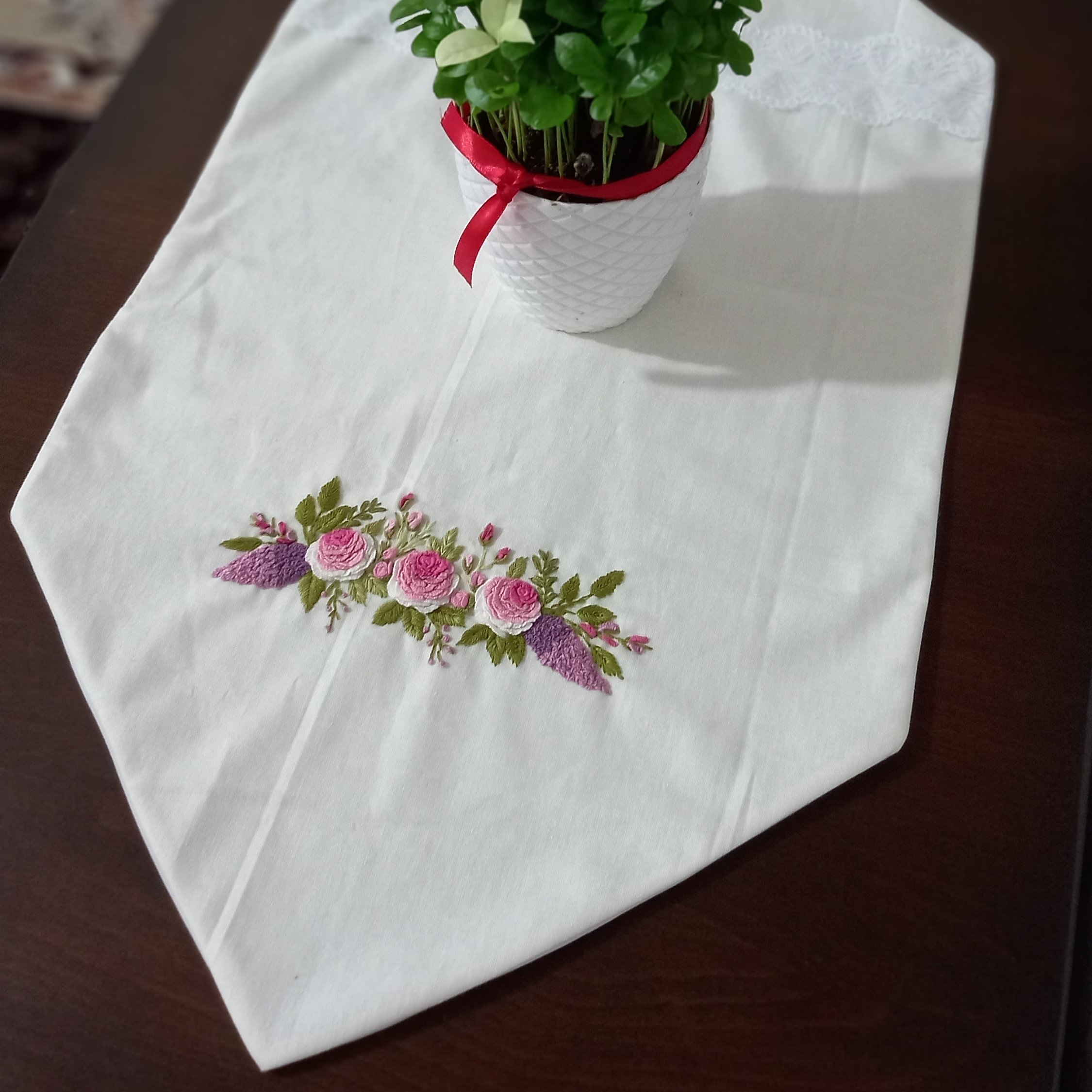 رومیزی بهاری.. گلدوزی شده با دست شیک