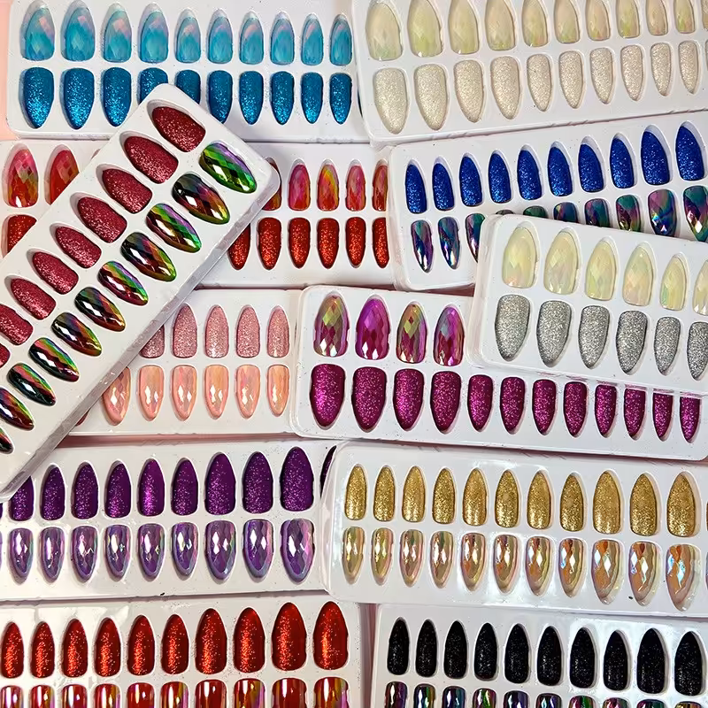 ناخن مصنوعی شاین دار  و براق رنگبندی جذاب 