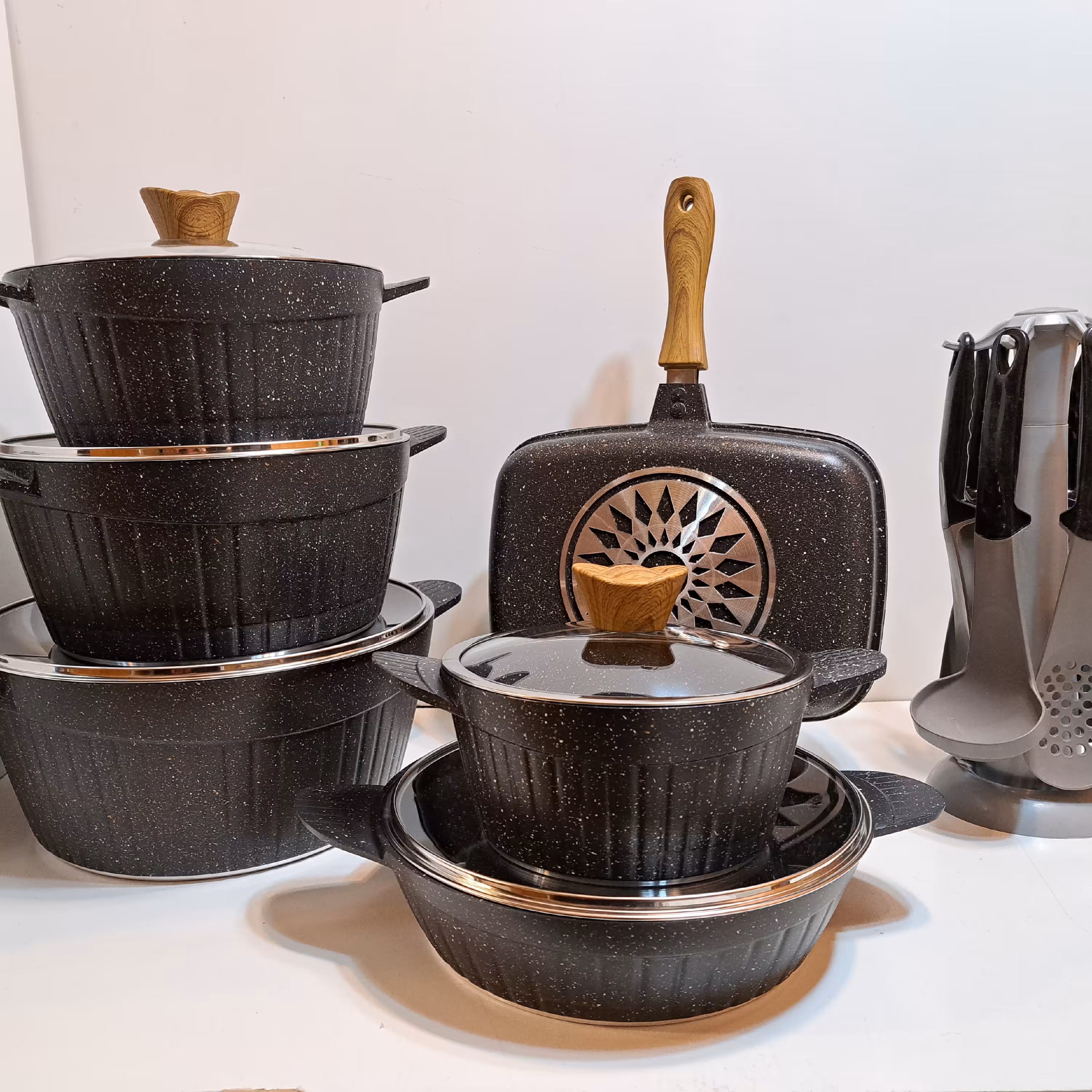 سرویس قابلمه  چدن  22 پارچه هافنر  رنگ مشکی