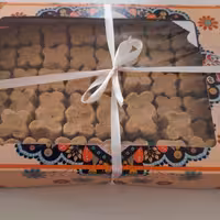 شیرینی نخودچی زعفرانی دارای وزن 883 گرم درجعبه مقوایی 