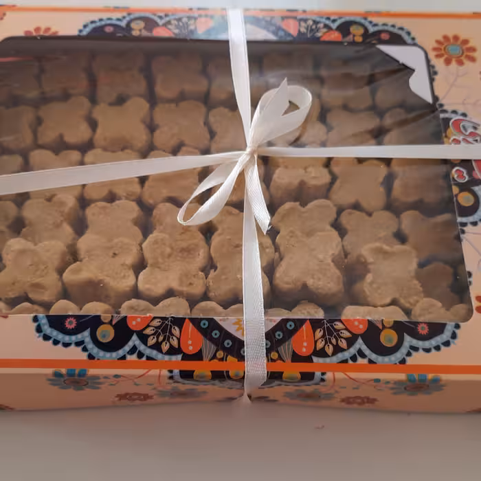 شیرینی نخودچی زعفرانی دارای وزن 883 گرم درجعبه مقوایی 