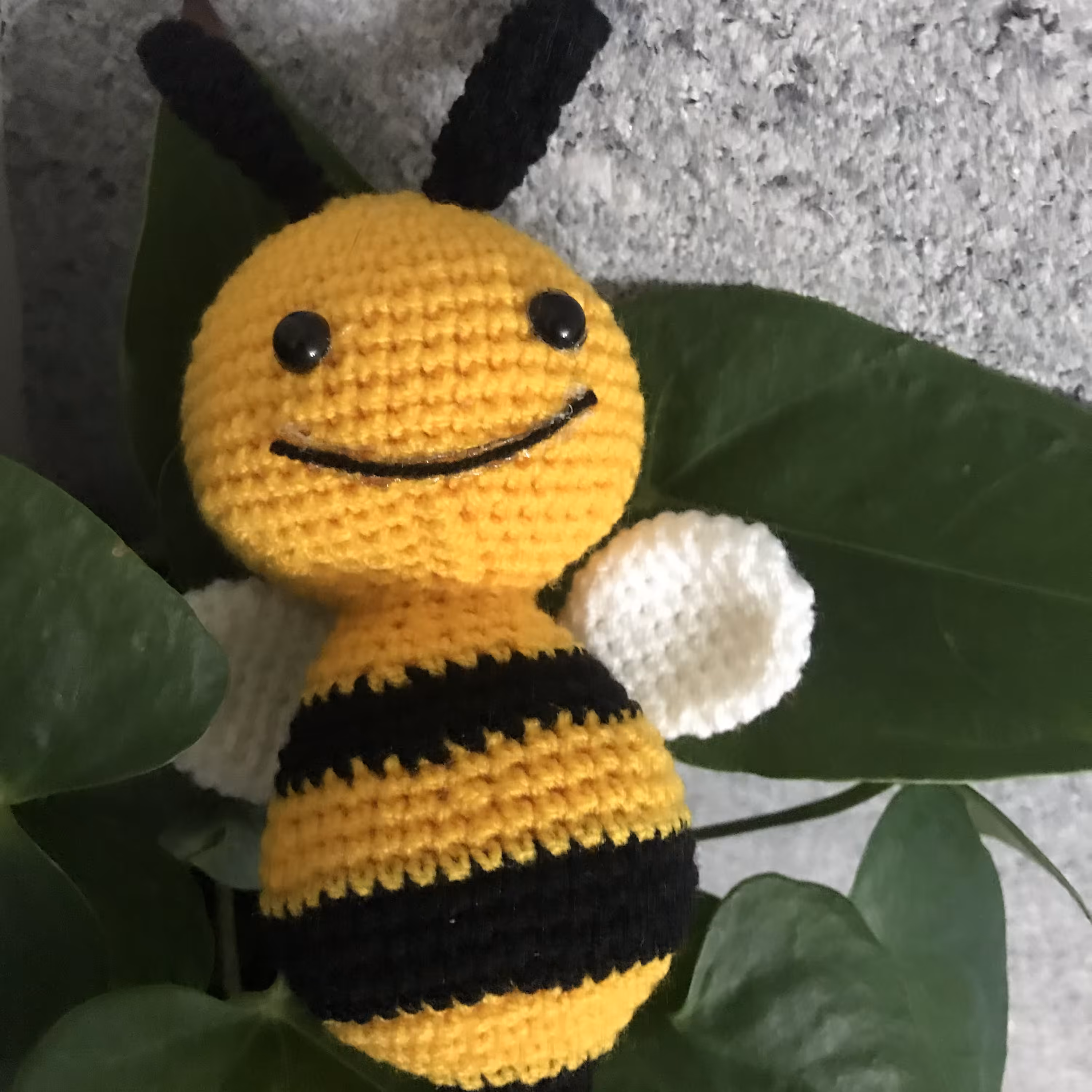 عروسک بافتنی زنبور خندان