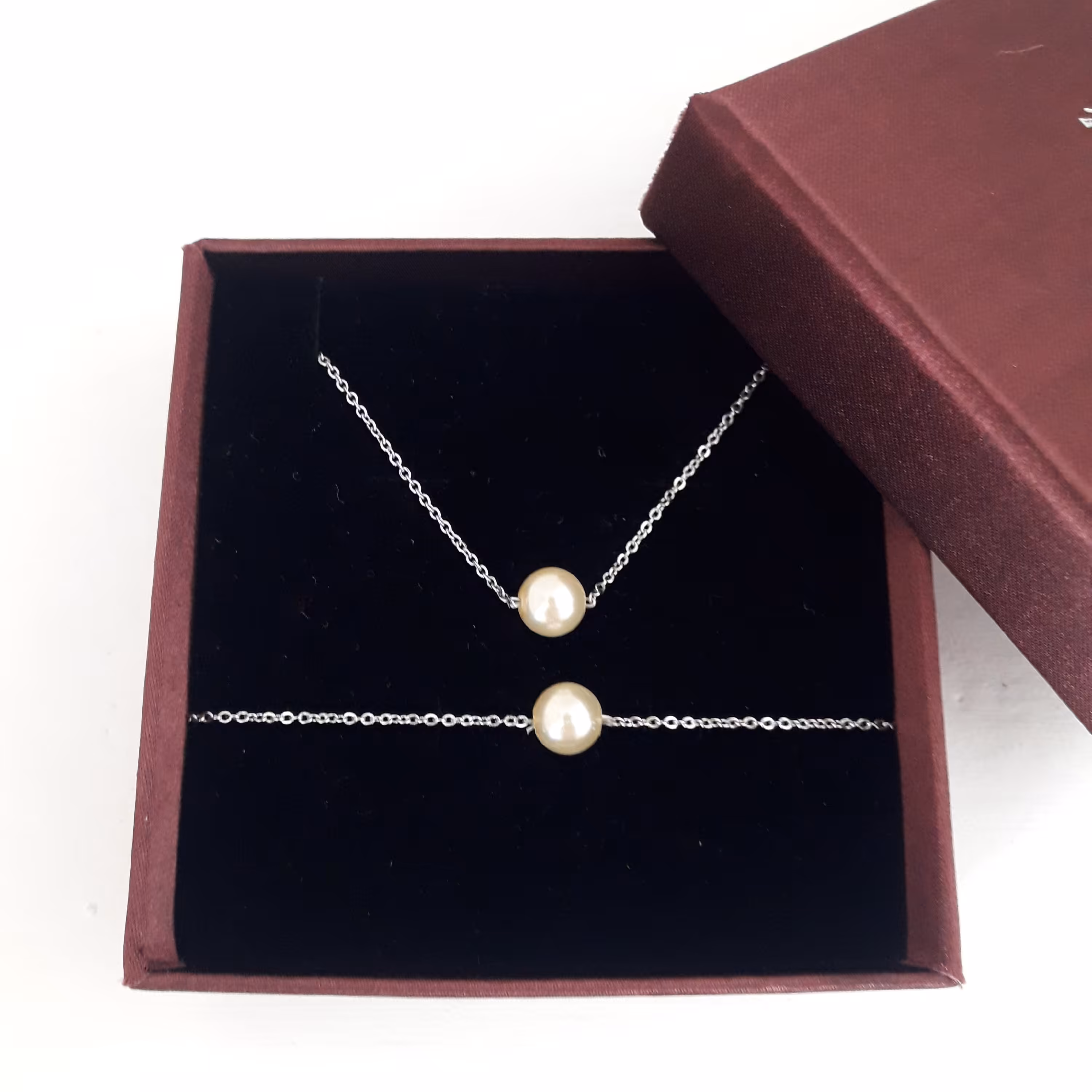 نیمست مروارید
جنس زنجیر استیل رنگ ثابت
شامل دستبند و گردنبد