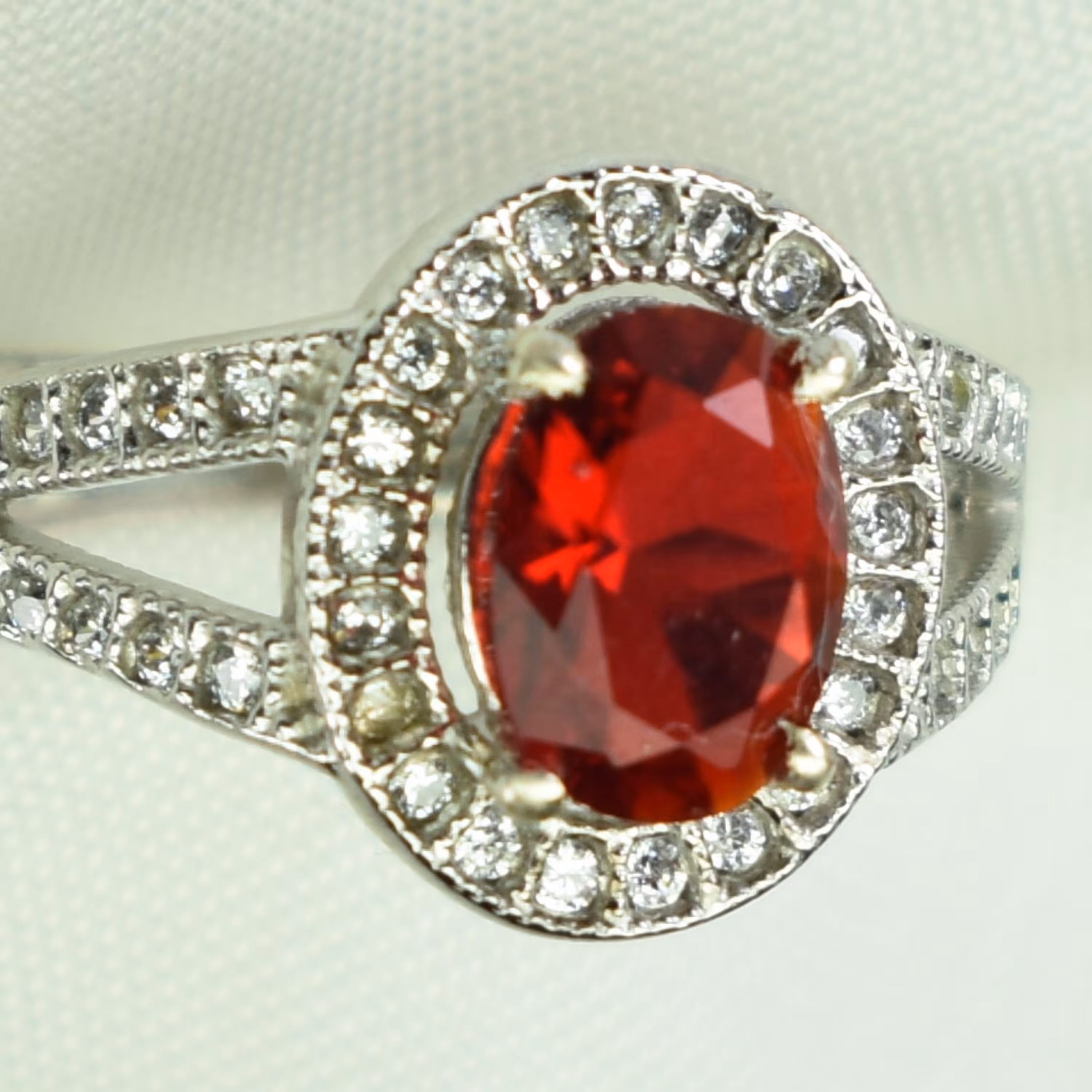 انگشتر نقره زنانه نگین صنعتی قرمز سولیتر آبکاری طلا سفید  آقابزرگ