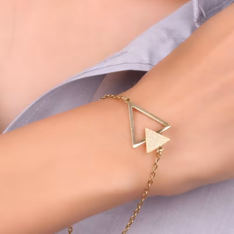 دستبند استیل ظریف طرح مثلث رنگ ثابت