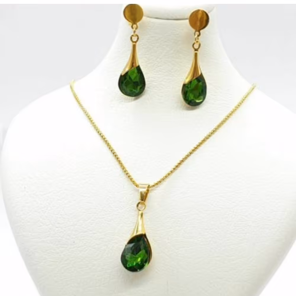 نیم ست استیل رنگ ثابت نگین  سبز  با زنجیر دیپلمات رنگ ثابت 