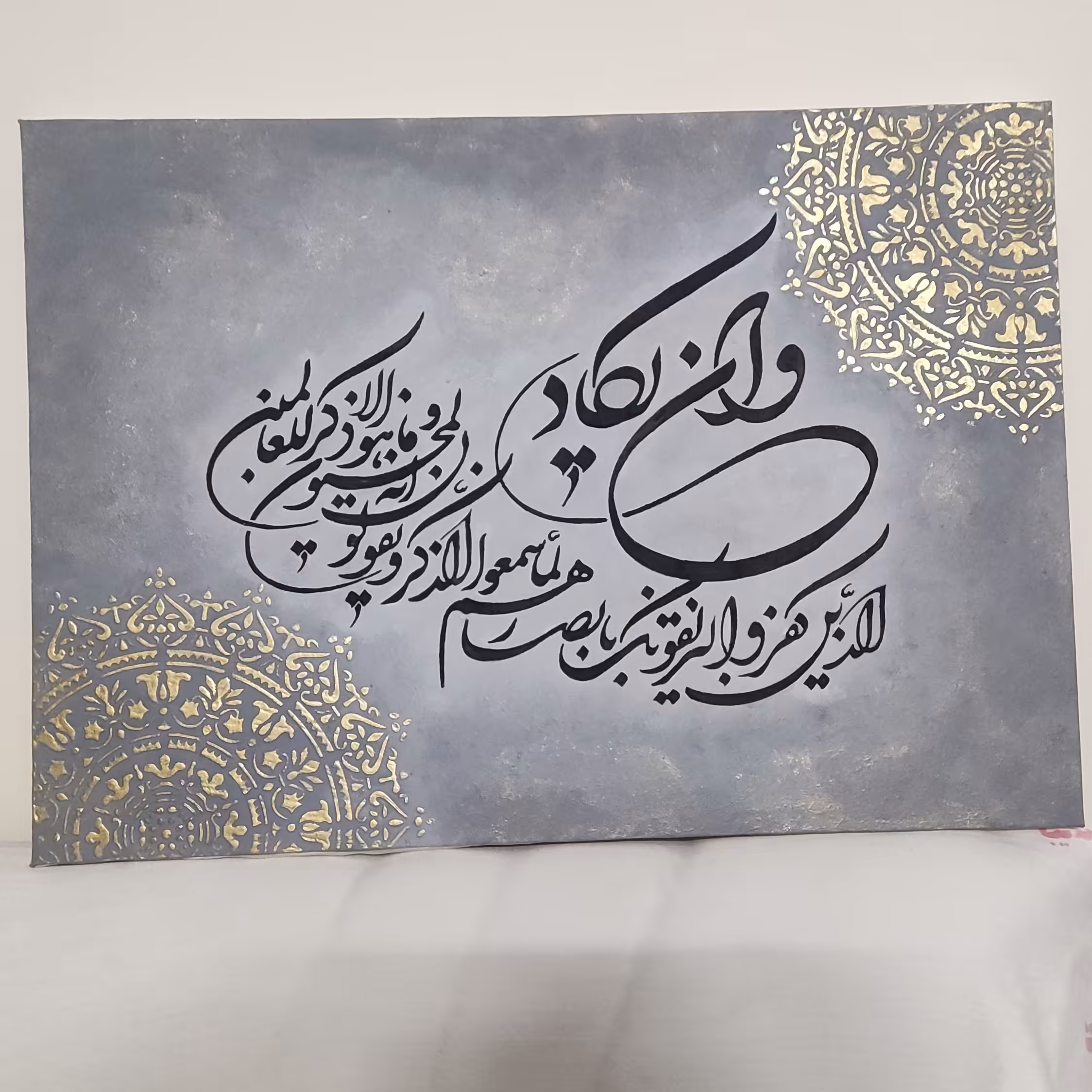 تابلو دکوراتیو برجسته
کار شده با خمیر تکسچر
ورق طلا مایع
زمینه ابر و بادی
ابعاد 50 در 70