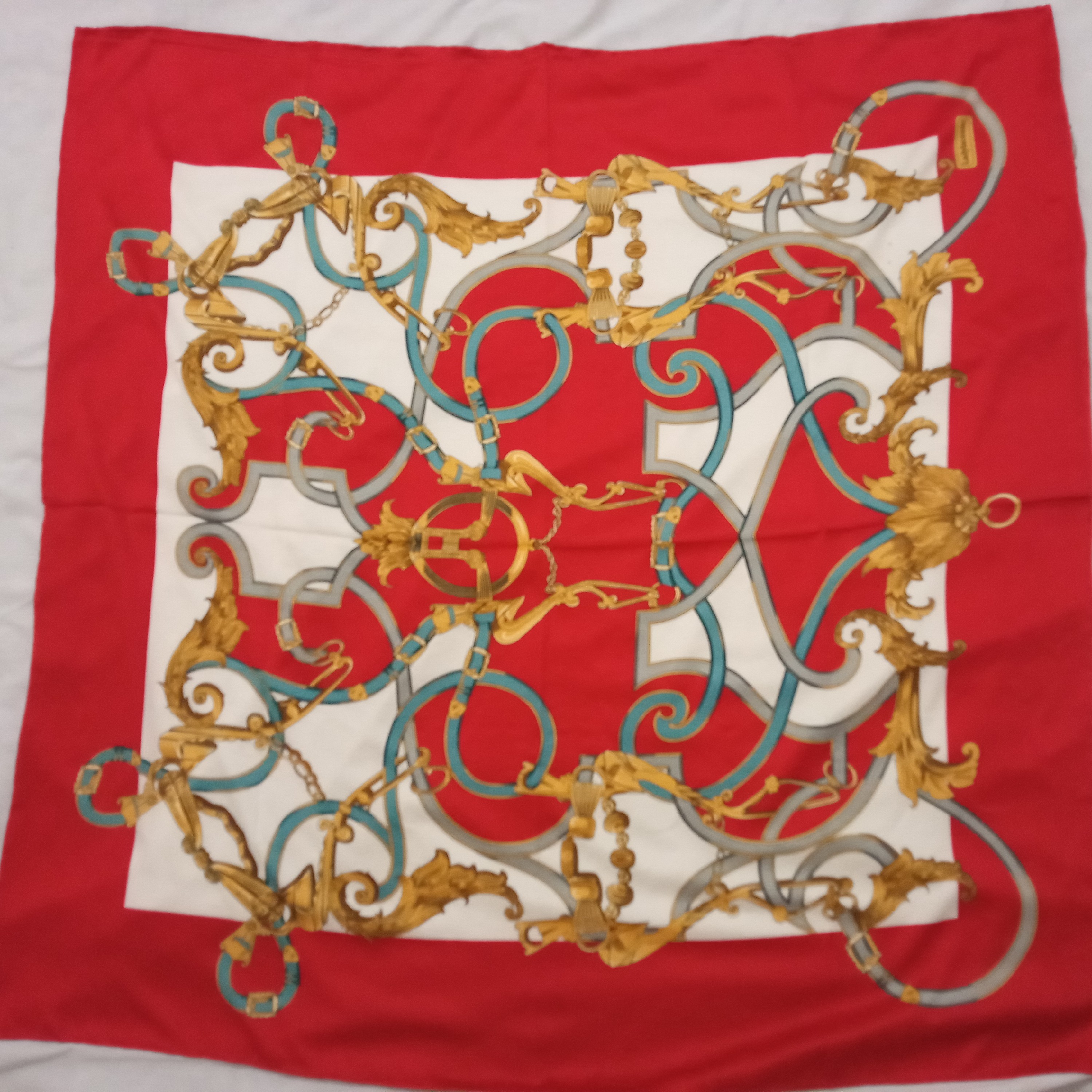 باسلام ارسال رایگان روسری ابریشم ژاکارد دست دوز قرمز گوجه ای قواره 105 مجلسی با رنگبندی جذاب و شیک و ملیح با کیفیت