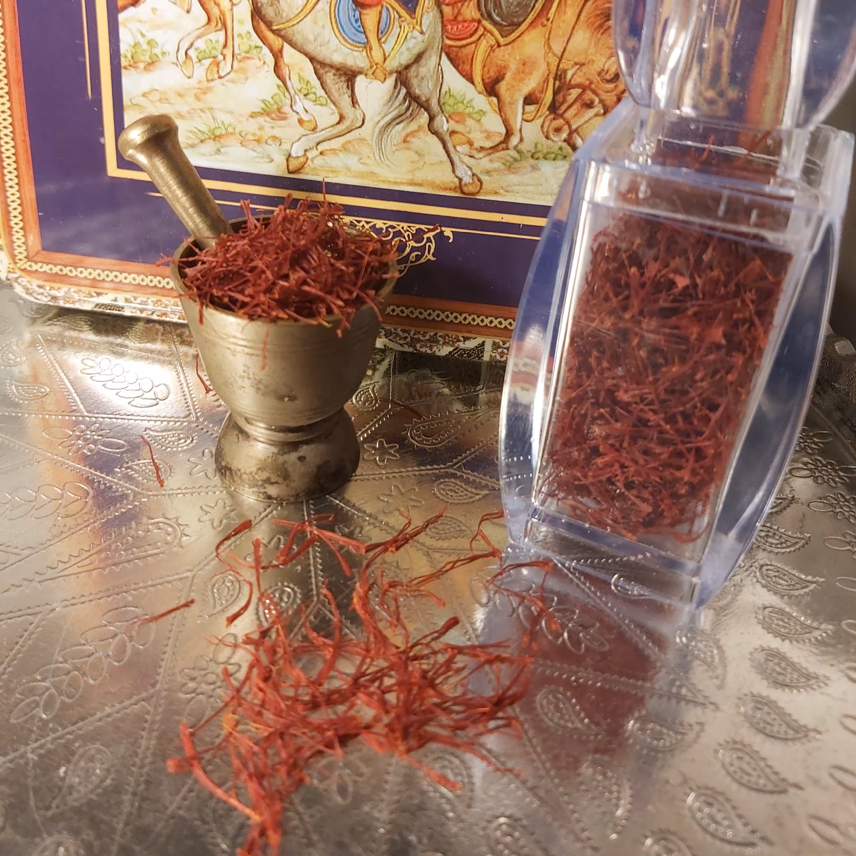 زعفران  نگین  کیفیت و عطر عالی  خوش عطر و بو مناسب برای داخل غذا و تهیه شربت 