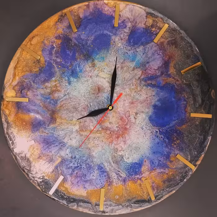 ساعت رزینی  با طرح کهکشان باقطر 35 قابل سفارش در  سایز  های مختلف و زنگ 