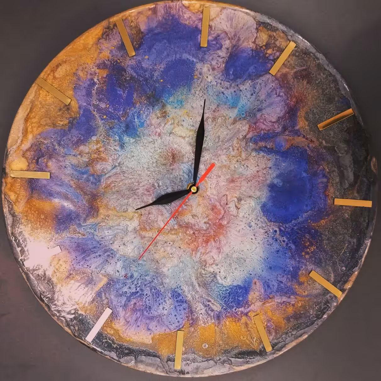 ساعت رزینی  با طرح کهکشان باقطر 35 قابل سفارش در  سایز  های مختلف و زنگ 