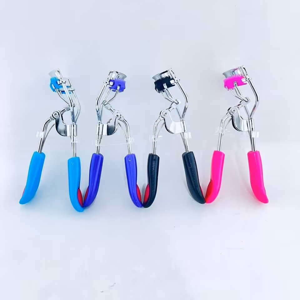 
فرمژه برس دار دسته دکمه ای قلبی 