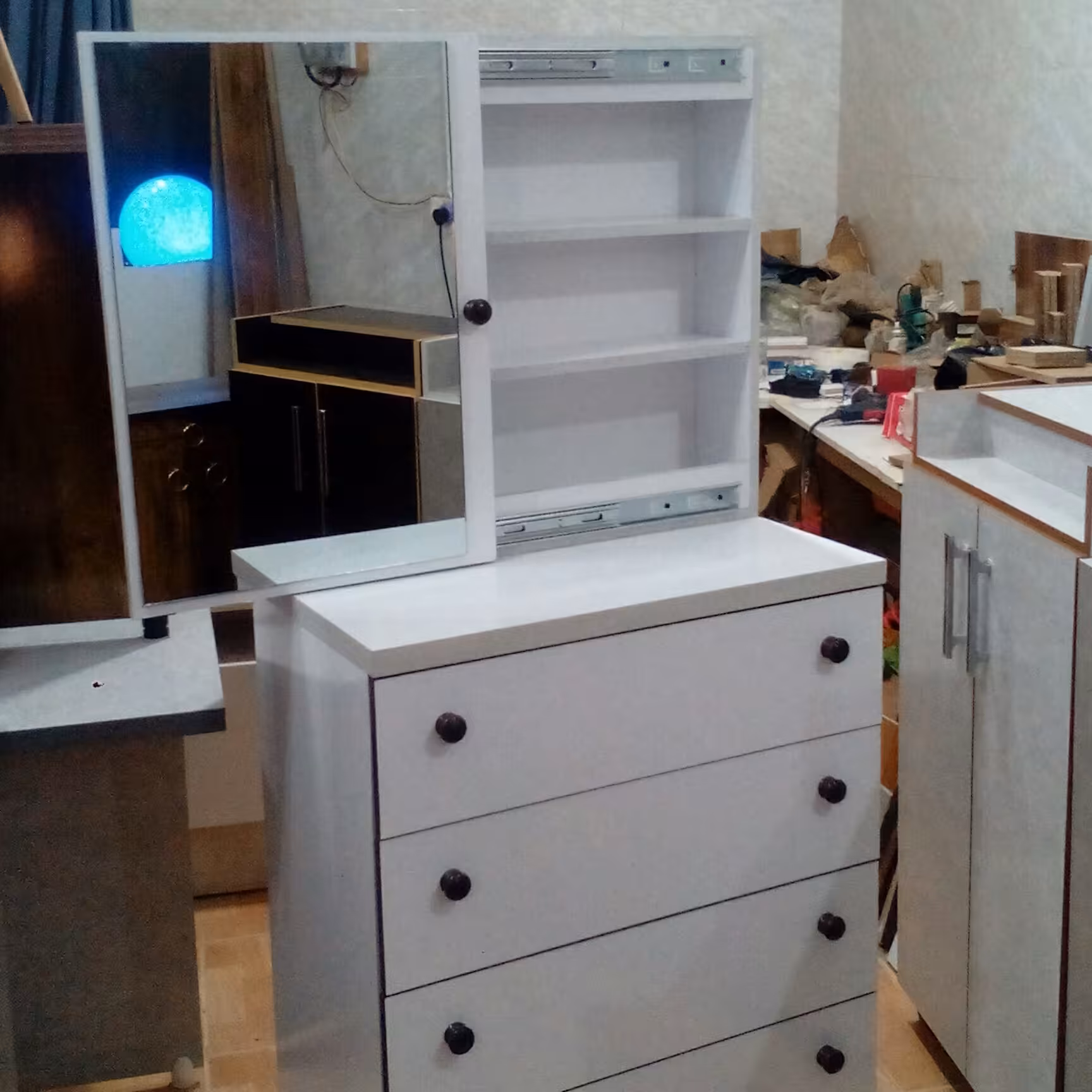 دراور چهارکشو با باکس آینه ریلی.رنگ سفید براق.ارسال با باربری معتبر با شرایط پس کرایه به عهده مشتری 