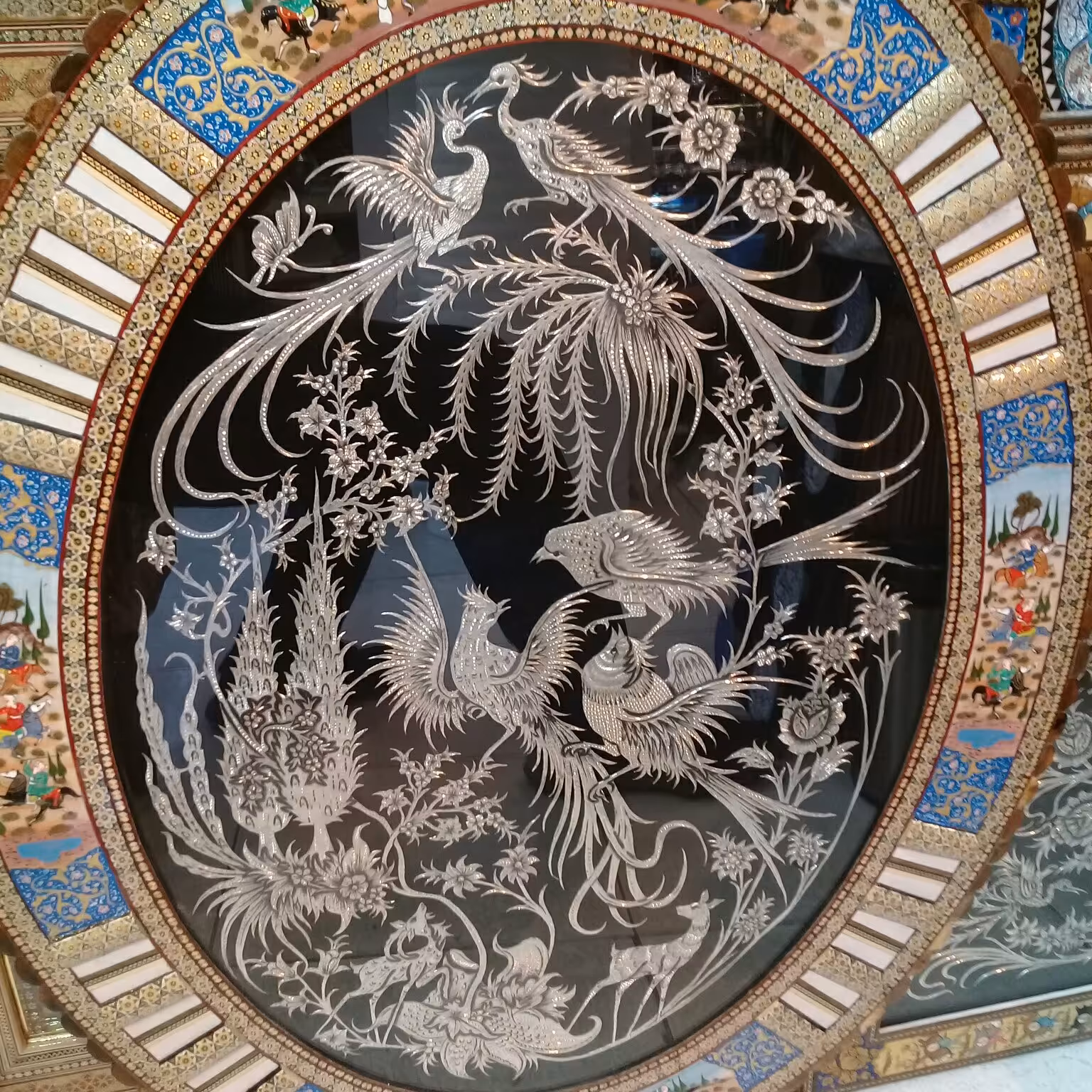 قاب زیبای بیضی شکل قلمزنی ظریف