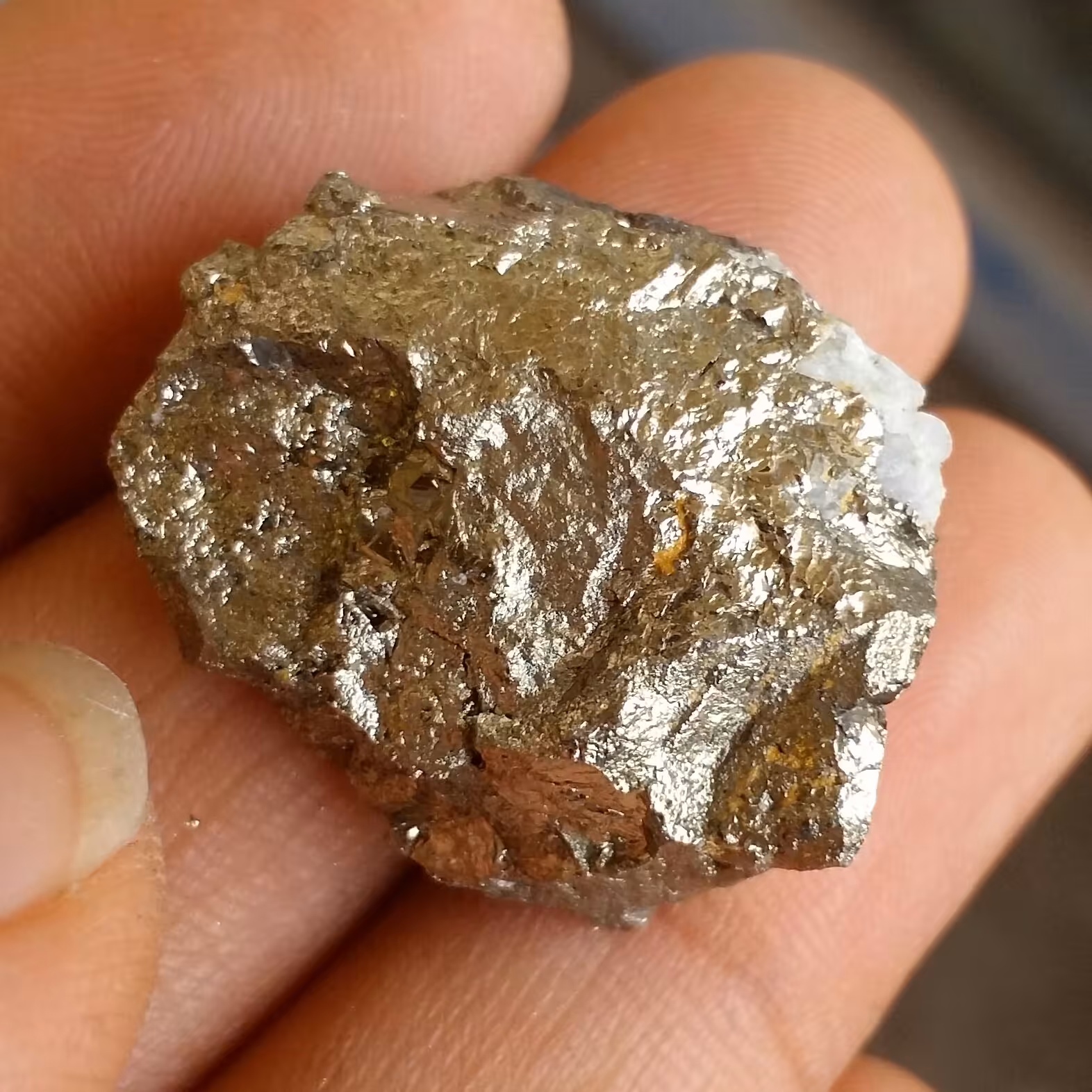 سنگ راف پیریت طلایی حبه شده همرشدی با بورنیت ملقب به سنگ طلا روی بستر 100 در 100 طبیعی شاهکار خلقت
بی نظیر
کد 10487