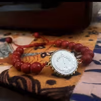 دستبند مرجان ( قابل سفارش با انواع سنگها ) همراه با پلاک سکه یک ریالی با قاب برنج 