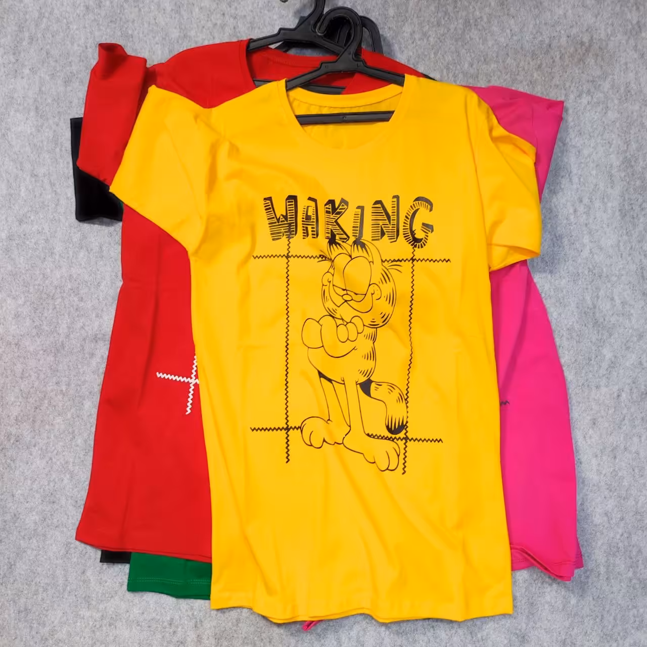 تیشرت لانگ گارفیلد ایستاده جنس نخ پنبه سوپر فری سایز دارای رنگبندی متنوع زنانه و مردانه 