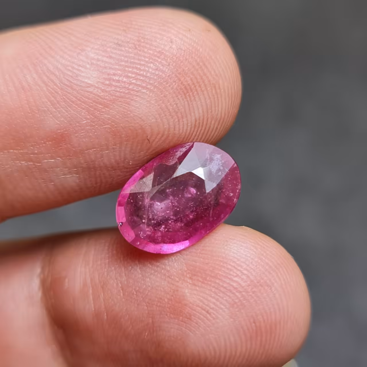  نگین فوق العاده زیبای سنگ یاقوت خوش رنگ معدنی اصل آفریقایی با وزن 4 قیراط 
کد 27865