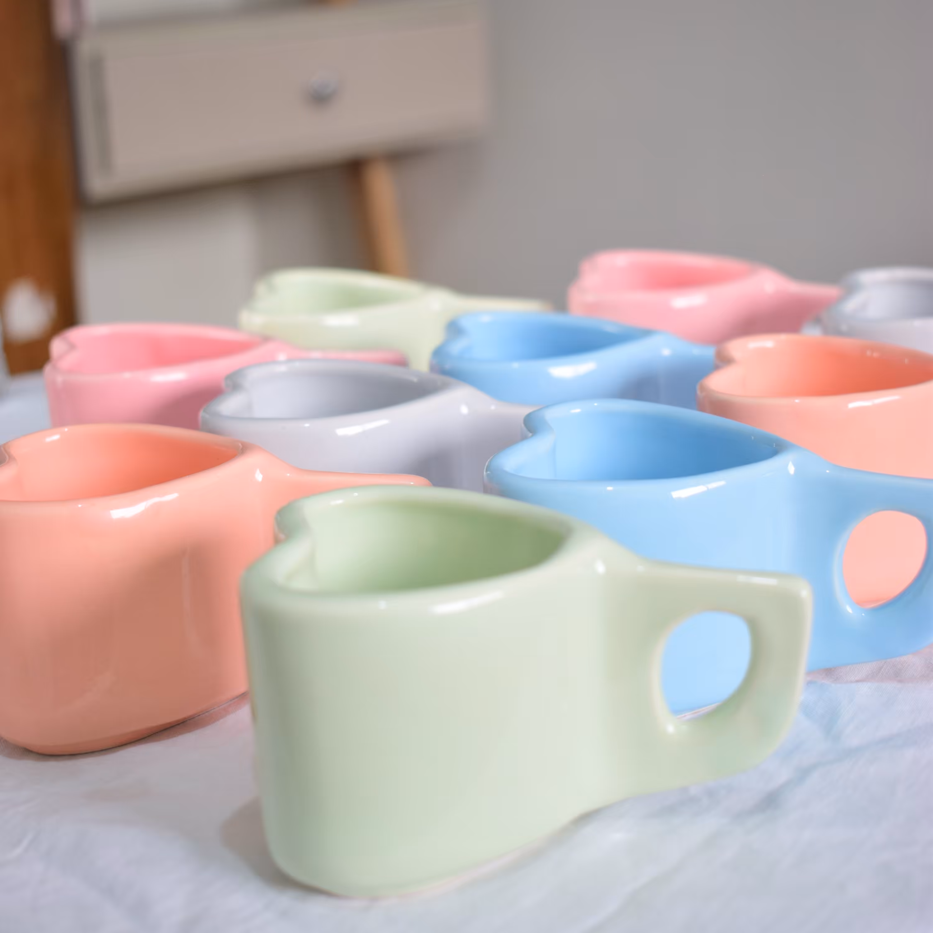 ماگ سرامیکی طرح قلب با رنگ های پاستیلی