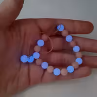 دستبند سنگ شب‌تاب آبی و صورتی رنگ ثابت