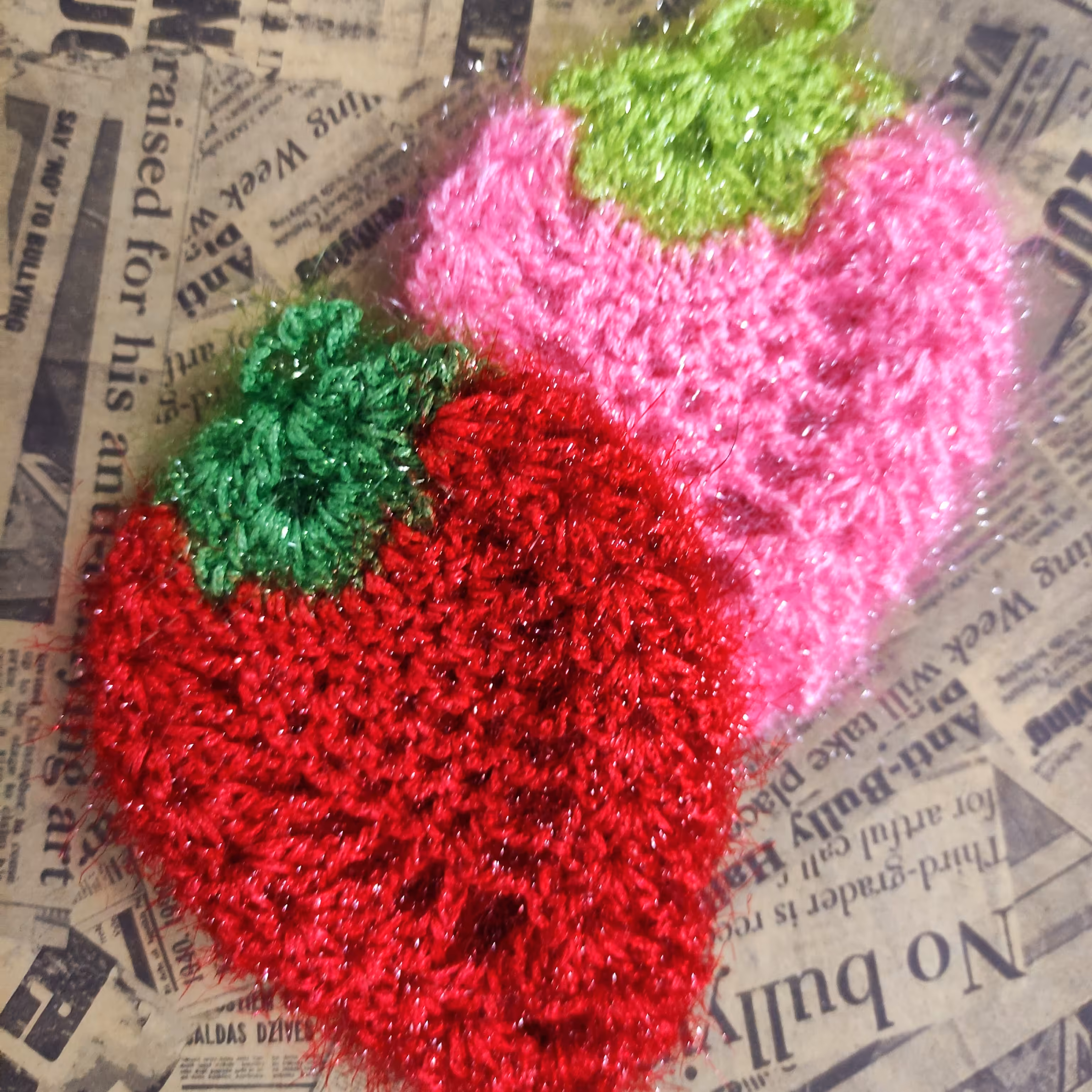 اسکاج طرح توت فرنگی بافته شده با کاموای سوزنی