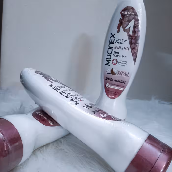 کرم دست و صورت( آبرسان قوی، مغذی، مرطوب کننده)
حاوی روغن نارگیل و اسانس هسته ی انگور (مناسب پوست های خشک و حساس)