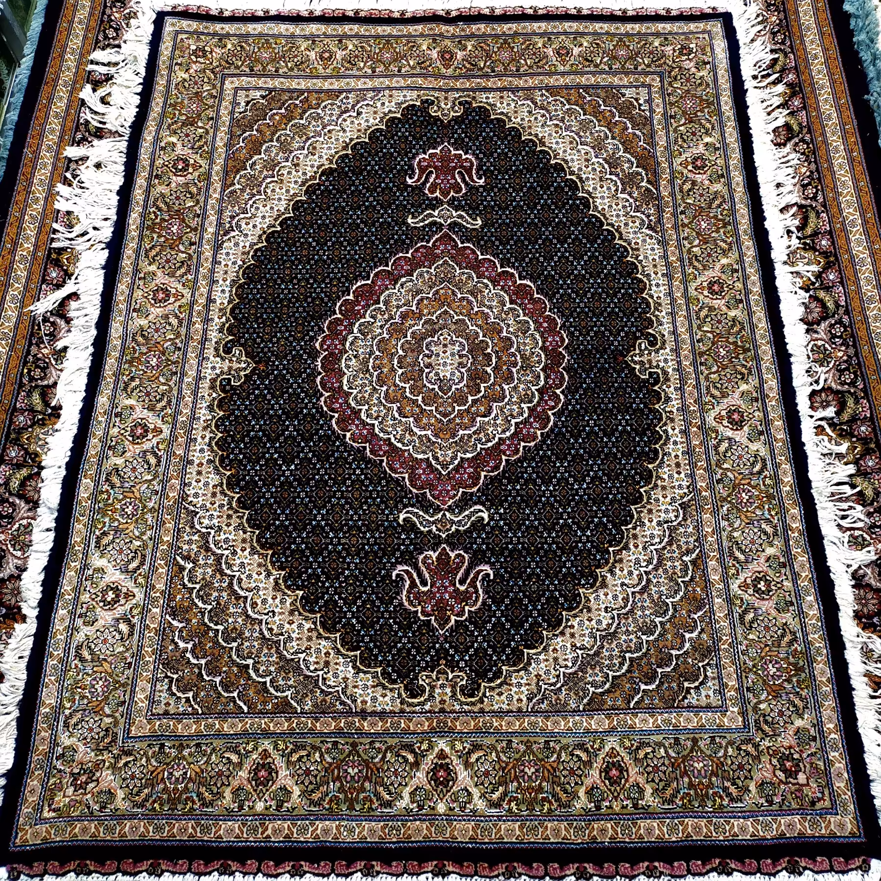 فرش دستبافت ریز ماهی خرّم طرح کمال الملک خوی سایز قالیچه سرمه ای کد 125