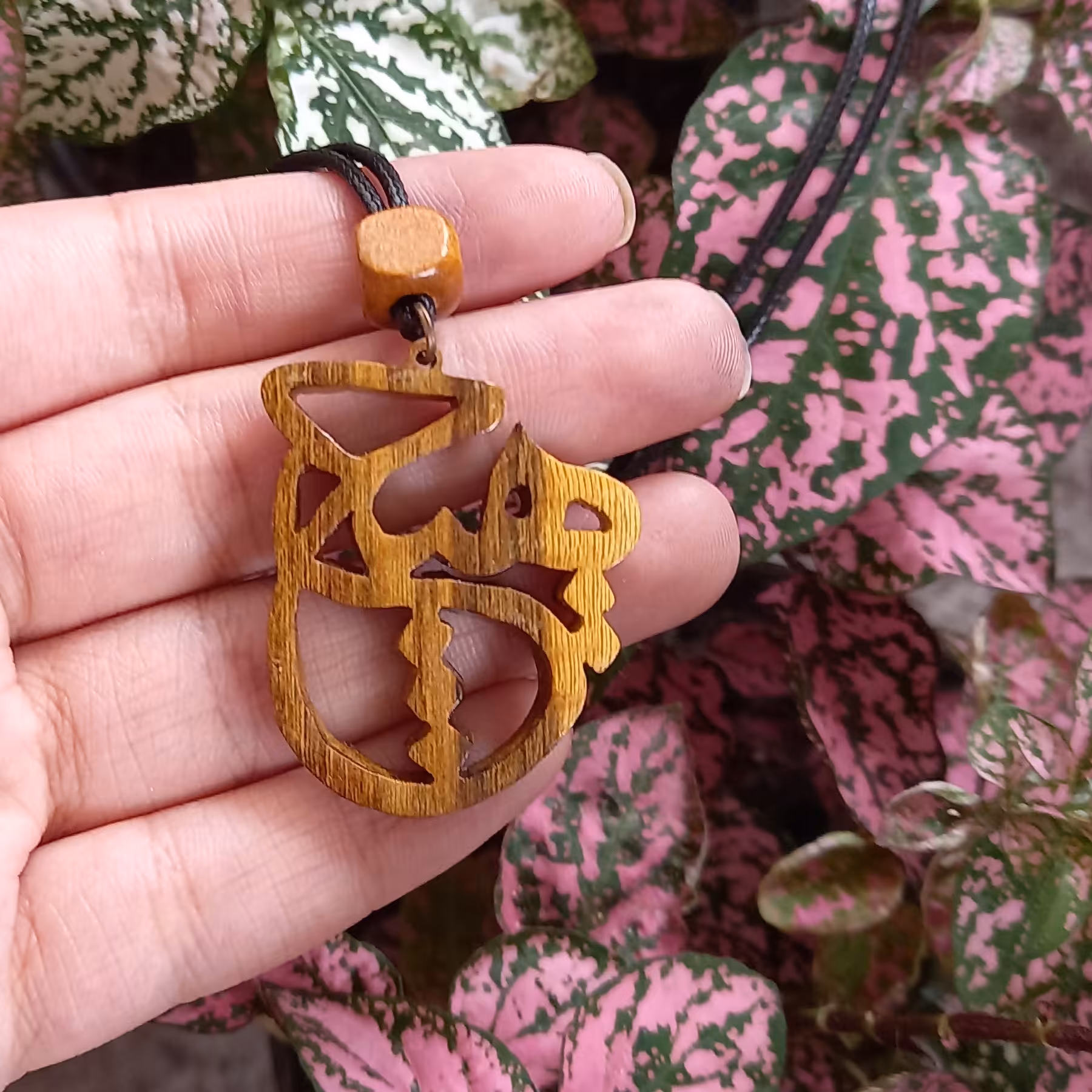 گردنبند چوبی طرح هیچ ساخته شده از چوب گردو