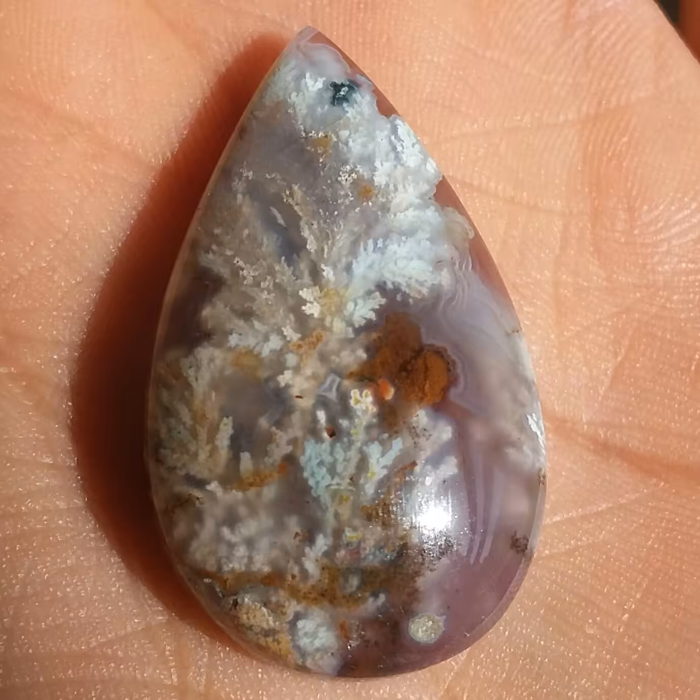 نگین شجر شکوفه 7رنگ زمینه سوسنی پر رنگ تراش دامله فانتزی تکرار نشدنی با شجر هایی بسیااار واضح 100درصد طبیعی خارق العاده