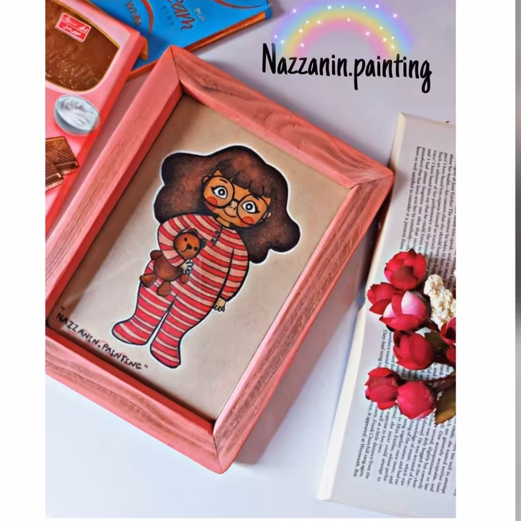 تابلو نقاشی دخترِ عینکی کارشده با مدادرنگی 