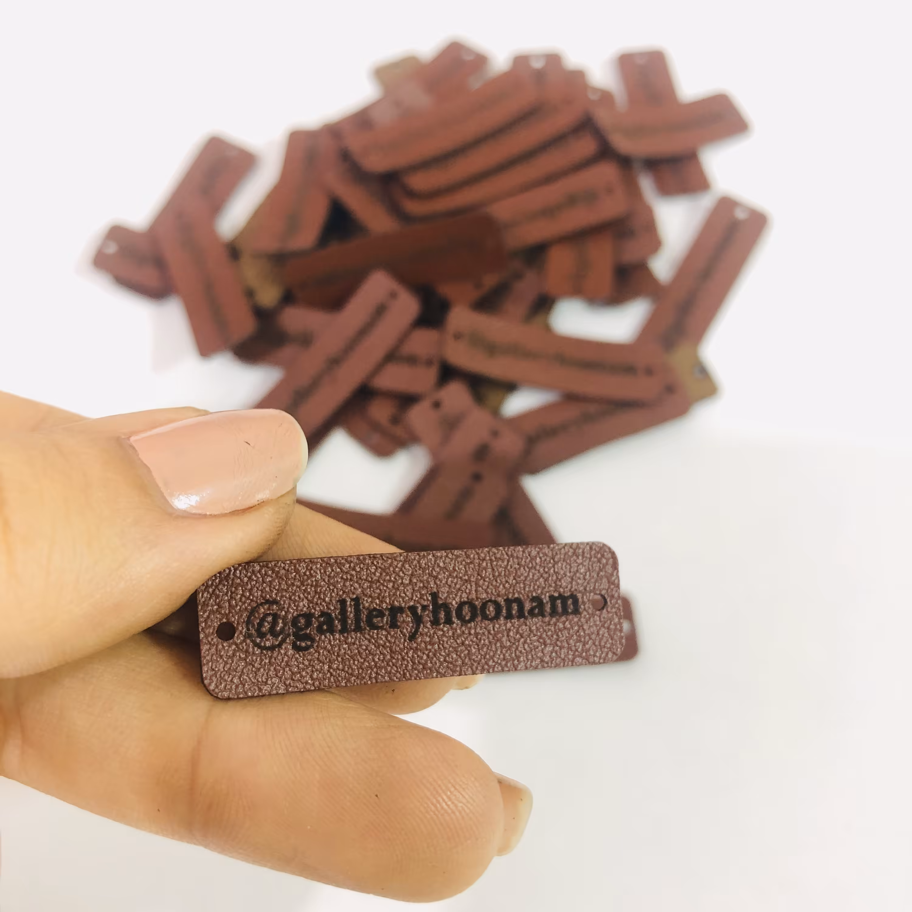 لیبل چرم با حکاکی لوگو برند و آیدی شما