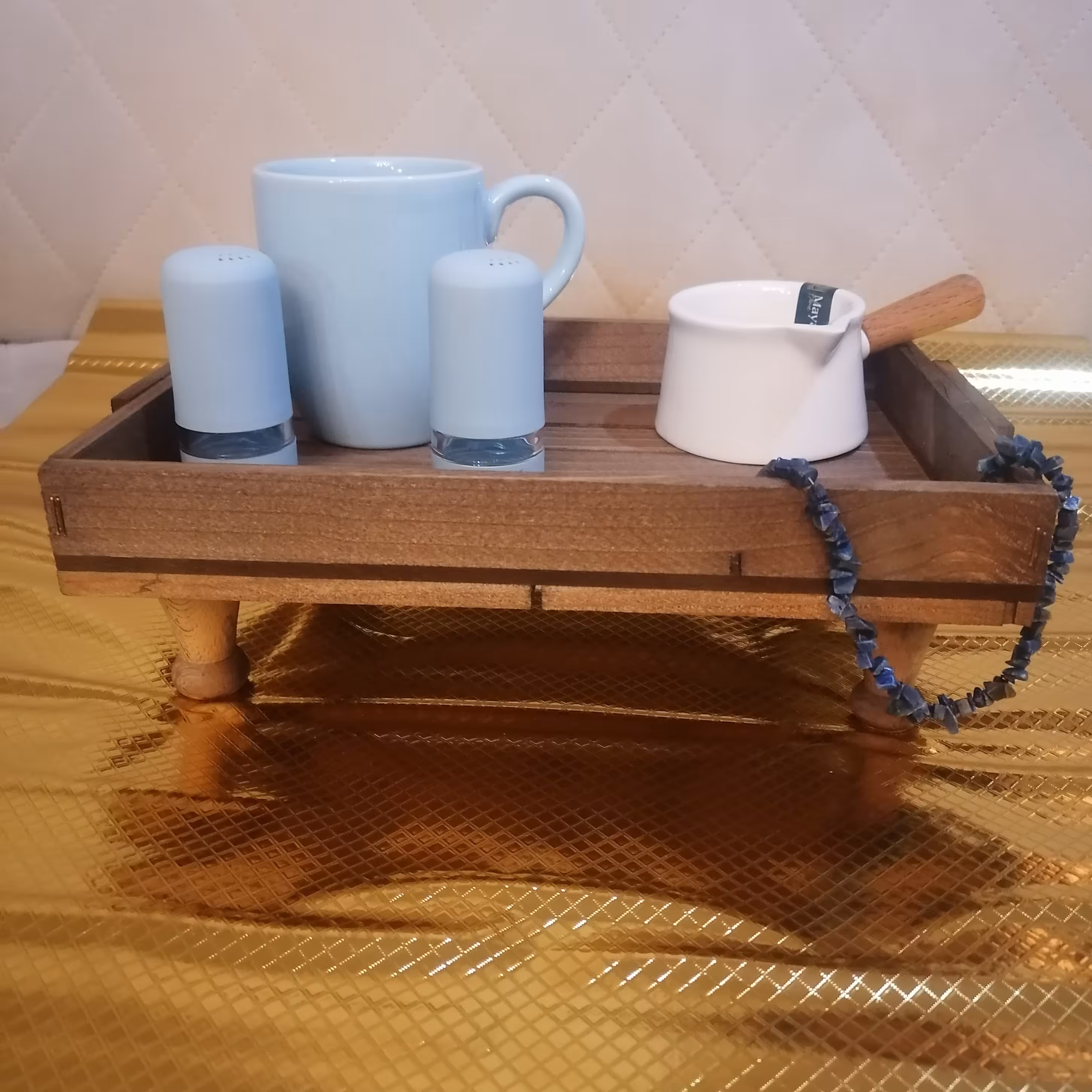 باکس رایزر کنار  اجاق گاز یا سماور. تخته ای مناسب شیشه روغن و ادویه و ماگ 