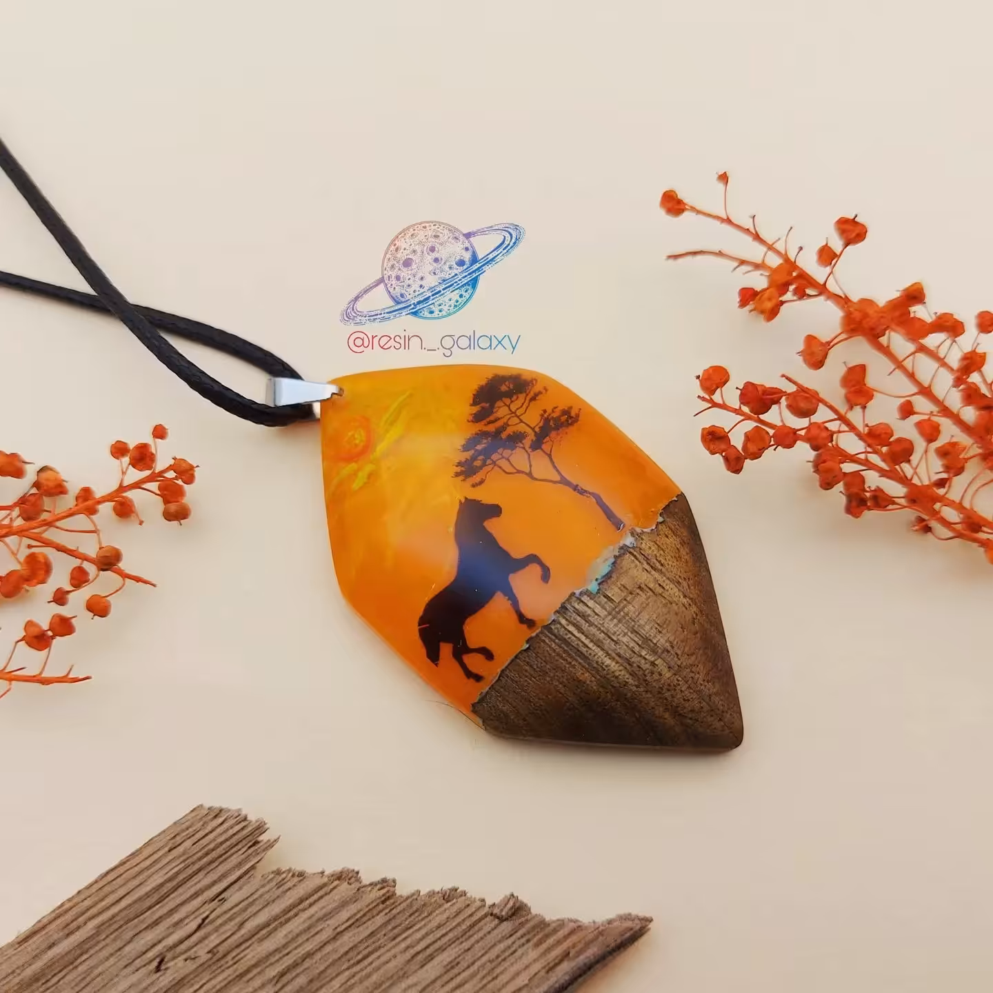 گردنبند دستساز رزین و چوب گردو طرح اسب و غروب
