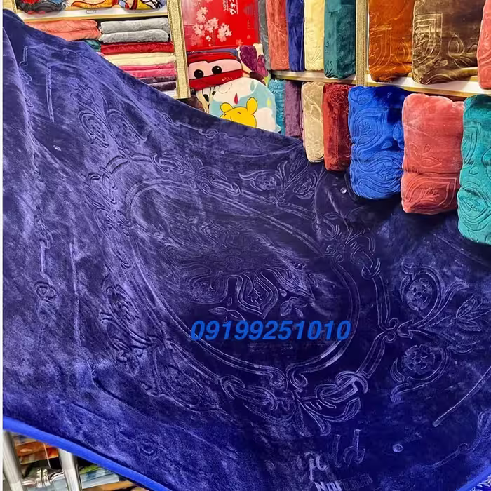 پتو  نرمینه دونفره مدل   نرمین طلایی گل برجسته جعبه ای رنگ کاربنی کد 25