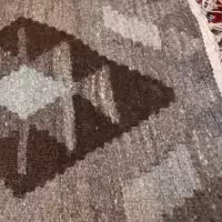 گلیم با پشم خودرنگ  با کیفیت و پشم مرغوب  و نخ اکرلیک نمیباشدو  دارای خاصیت درمانی