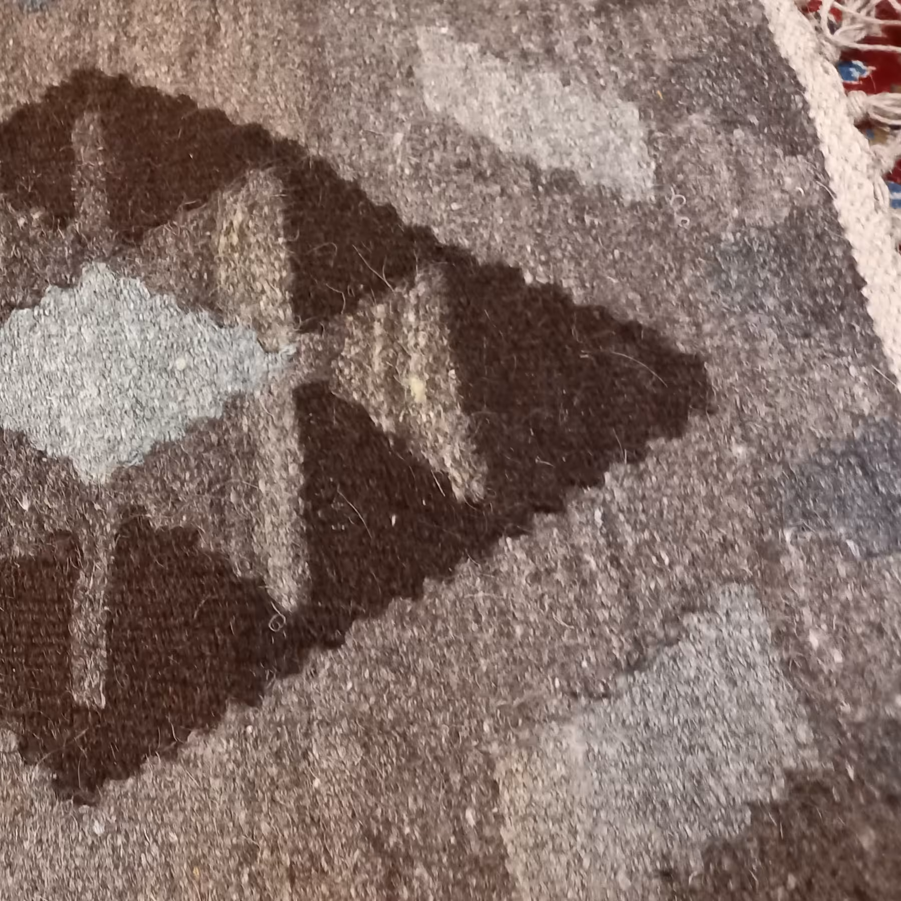 گلیم با پشم خودرنگ  با کیفیت و پشم مرغوب  و نخ اکرلیک نمیباشدو  دارای خاصیت درمانی