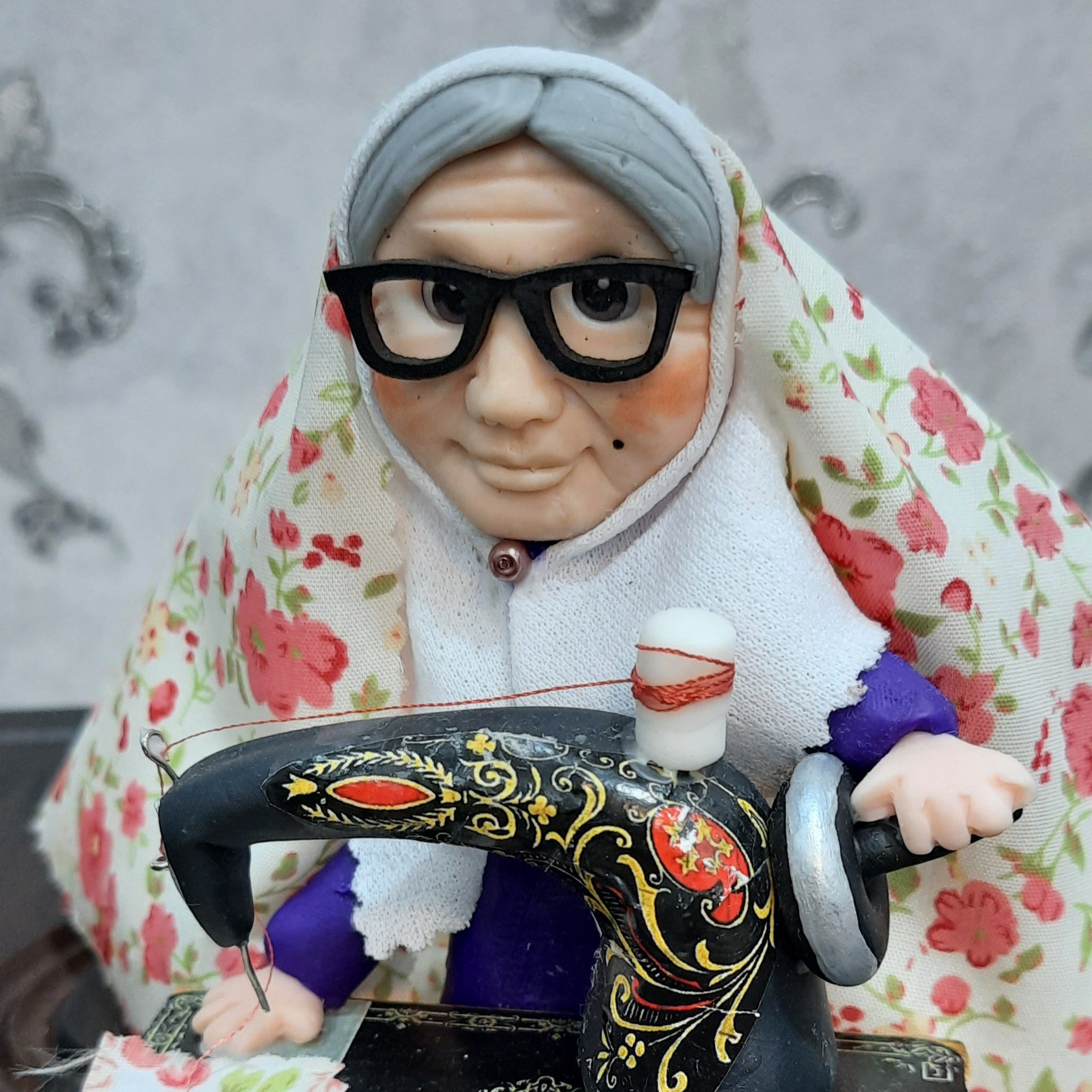 مجسمه ننه خیاط . گالری هدیه