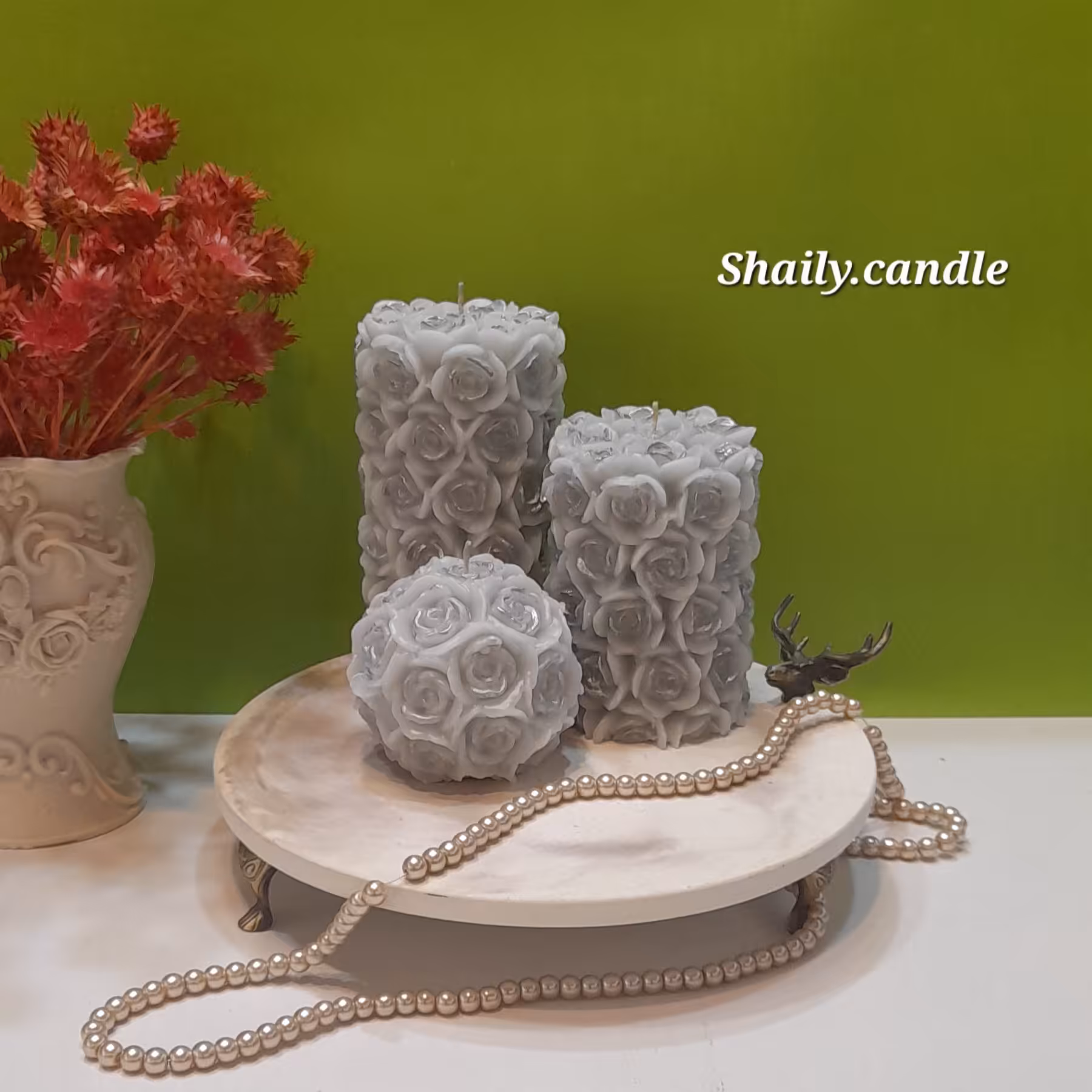 ست شمع استوانه و گوی گل رز رنگ نقره ای