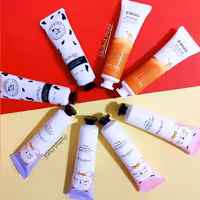 کرم مرطوب کننده 30 گرمی عطری و شیرگاو و روغن شتر ارسال رندوم