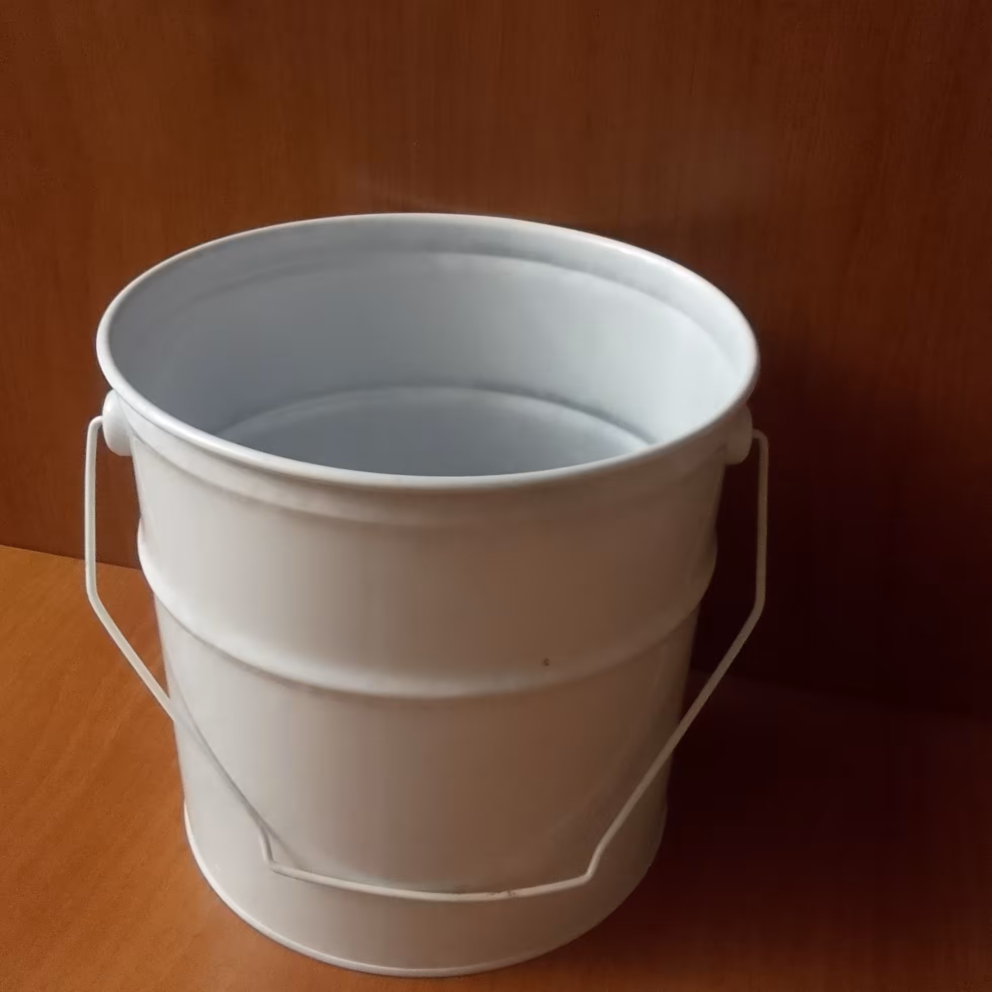 سطل فلزی آهنی سفید دسته دار ارتفاع 20 قطر دهانه 20