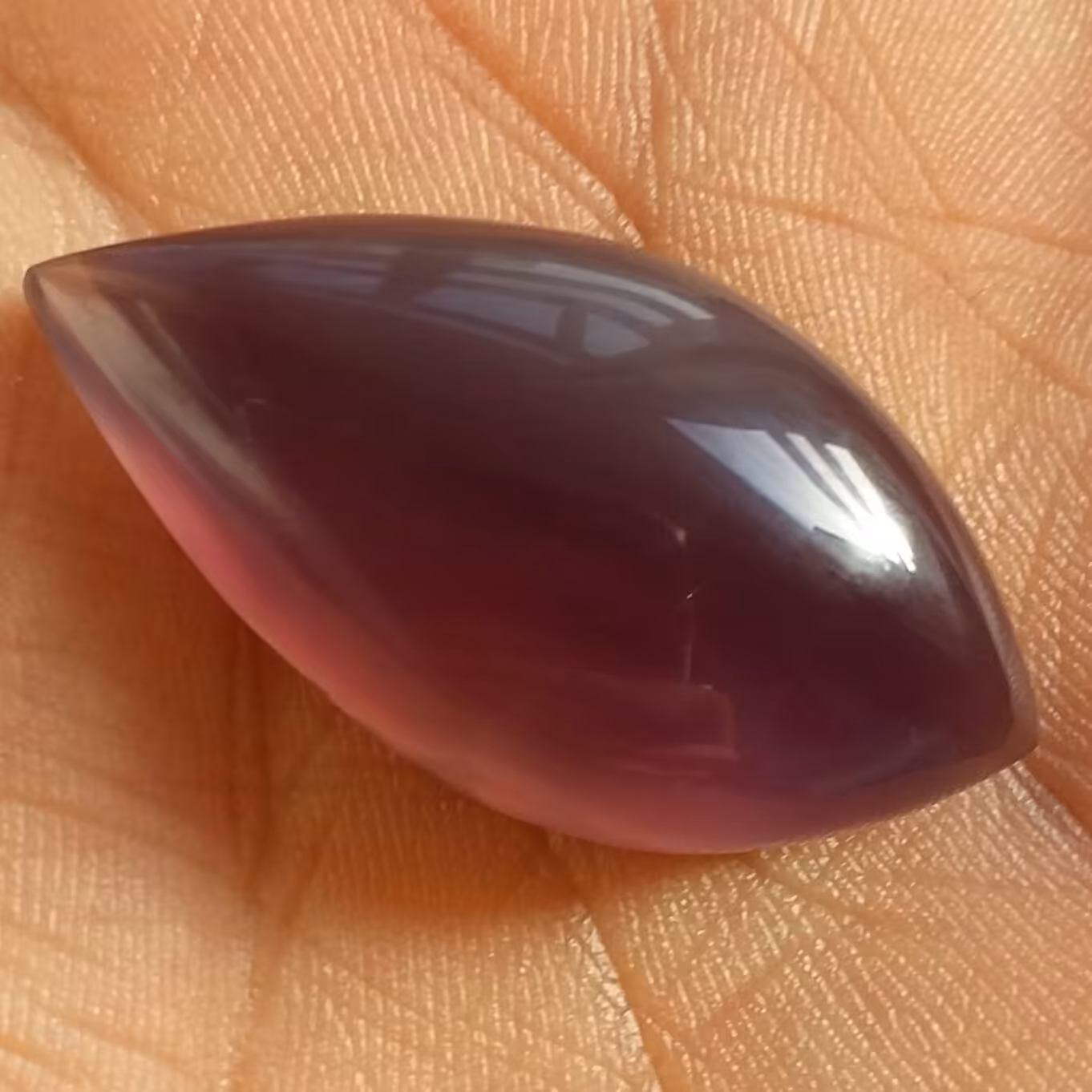 نگین عقیق سوسنی بسیار پر رنگ تراش فانتزی
نمونه ای تکرار نشدنی خاص و شاهکار خلقت سایز مدالی
درشت
100 در صد طبیعی